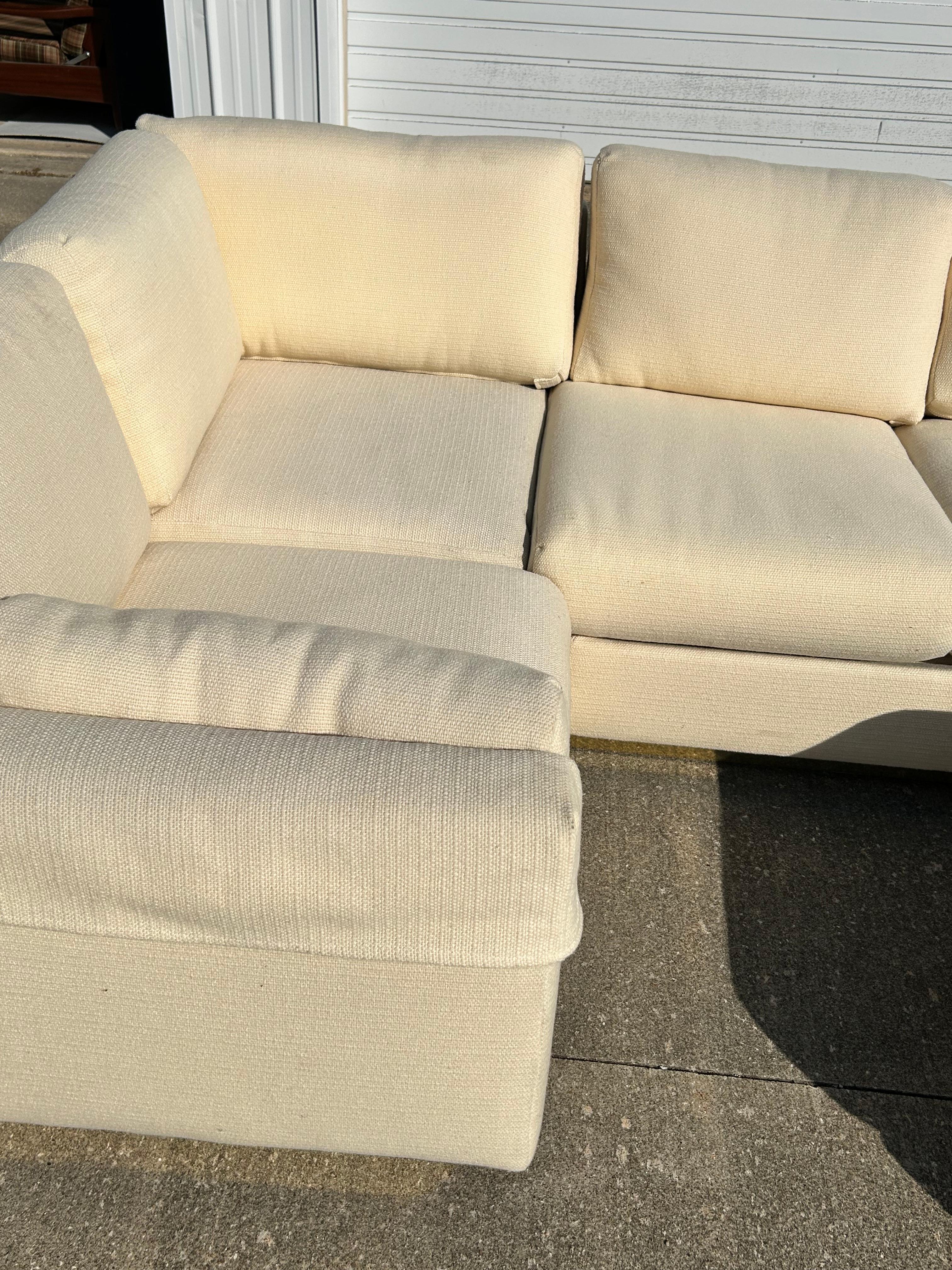 Sofá seccional de lana color crema de los años 70 sobre base de zócalo de latón pulido con otomana Estadounidense en venta