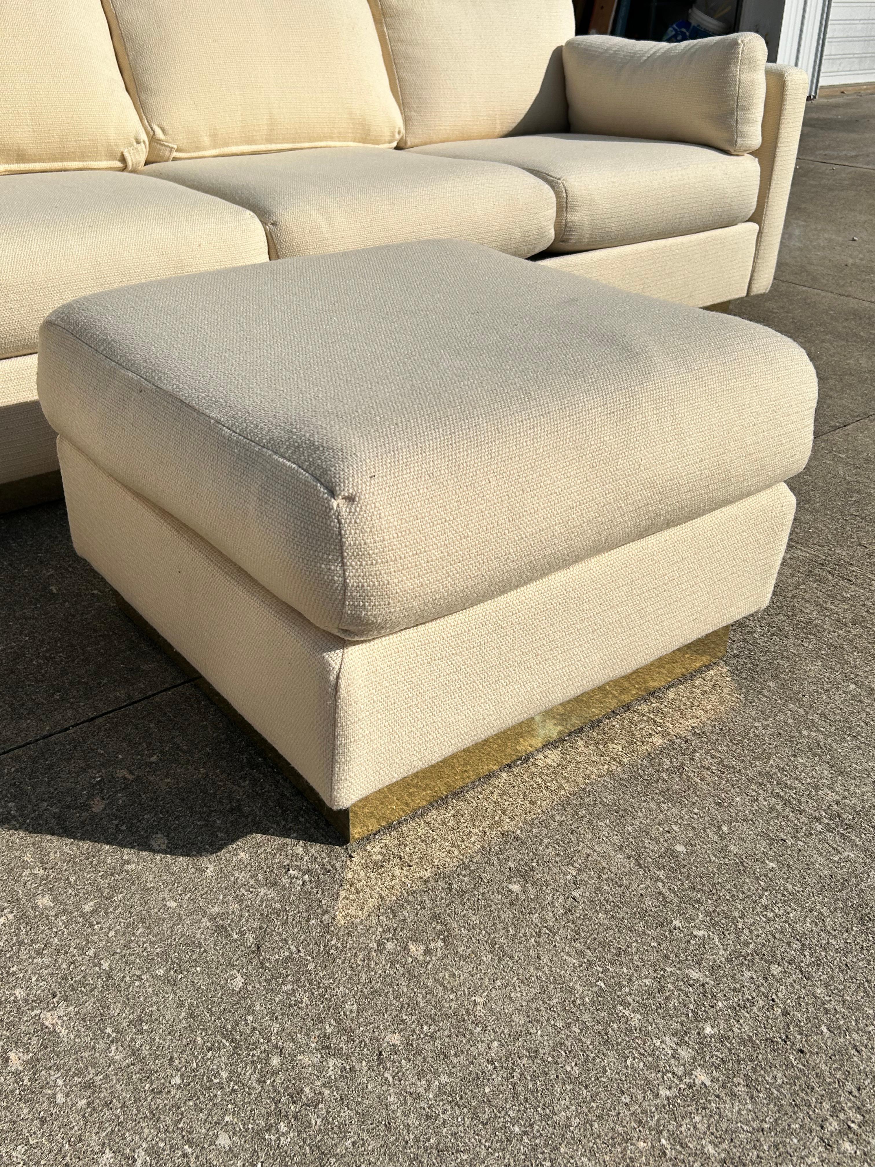 Sofá seccional de lana color crema de los años 70 sobre base de zócalo de latón pulido con otomana en Bueno estado para la venta en Medina, OH