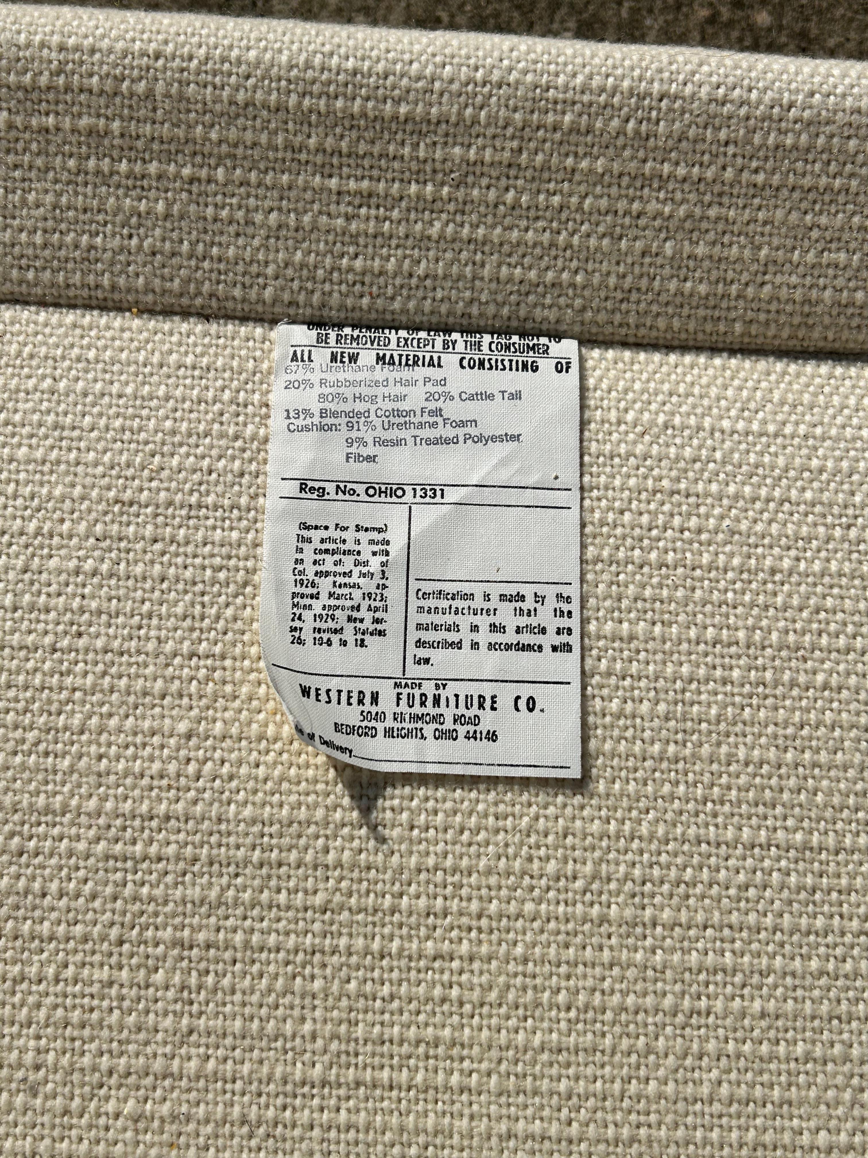 Sofá seccional de lana color crema de los años 70 sobre base de zócalo de latón pulido con otomana en venta 1