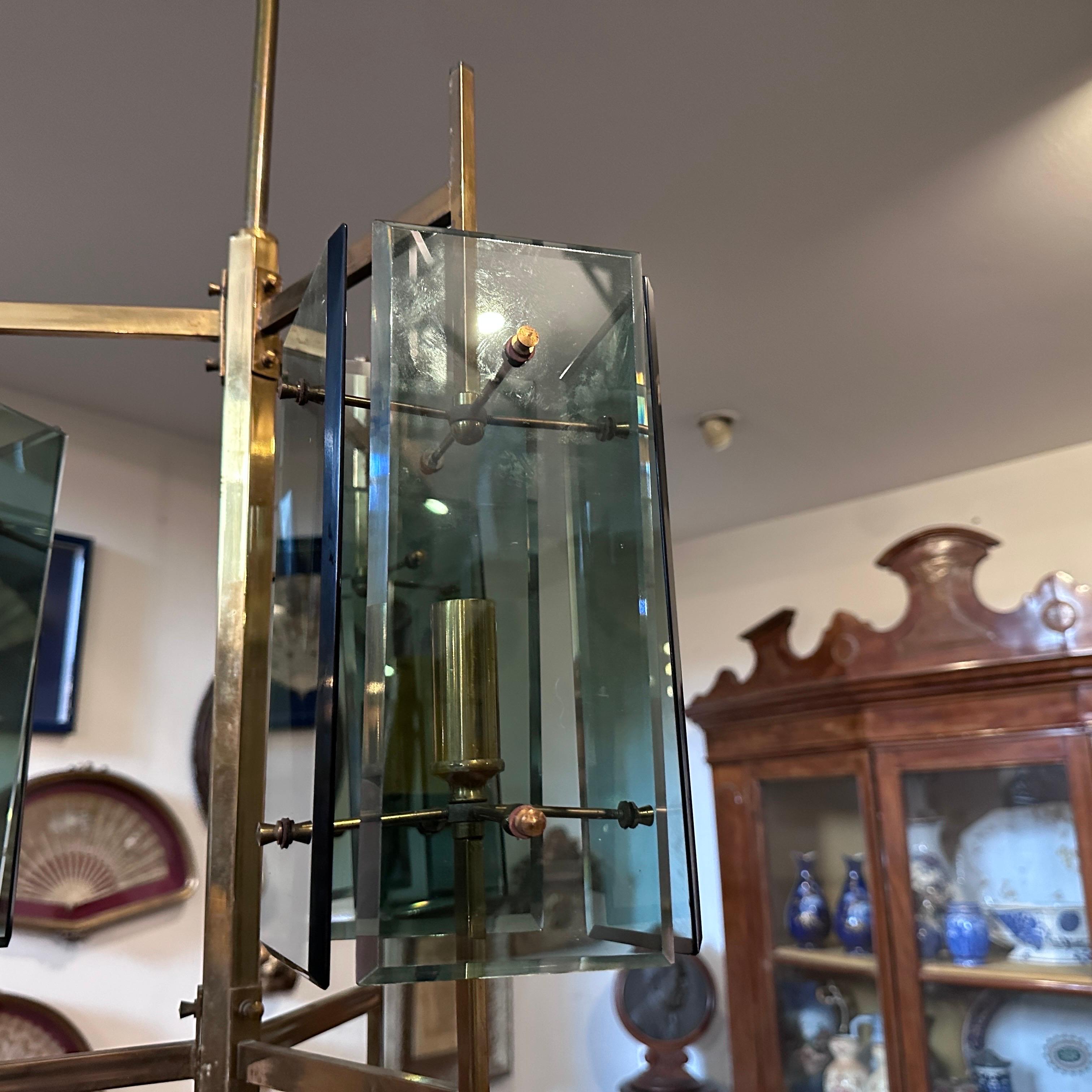 Lustre de style Mid-Century Modern conçu et fabriqué en Italie dans les années 70 par Cristal Arte, il nécessite des ampoules e14 normales, le laiton est dans son état d'origine, les verres sont en parfait état et il est en état de marche. Le lustre