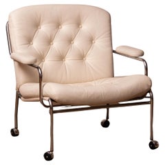 1970 Crome and White Tufted Leather Lounge Chair by Lindlöfs Möbler Sweden (Chaise longue en cuir touffeté blanc et chrome)