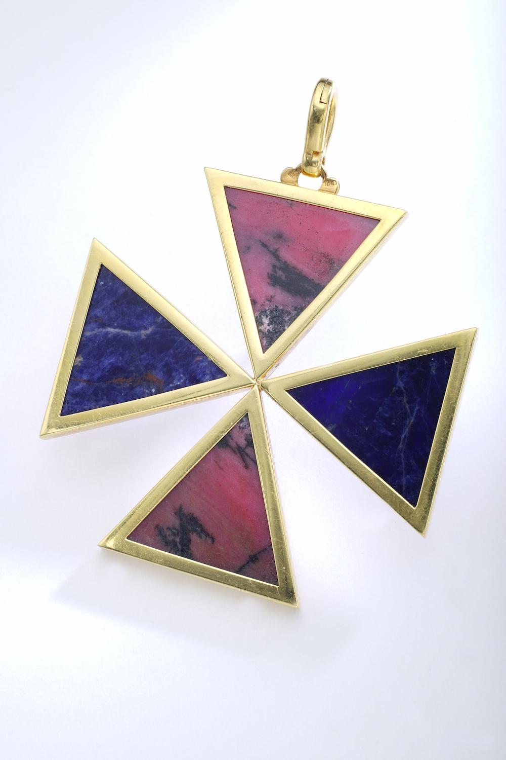Taille trillion Collier pendentif surdimensionné croix des années 1970 en or jaune, lapis-lazuli en vente