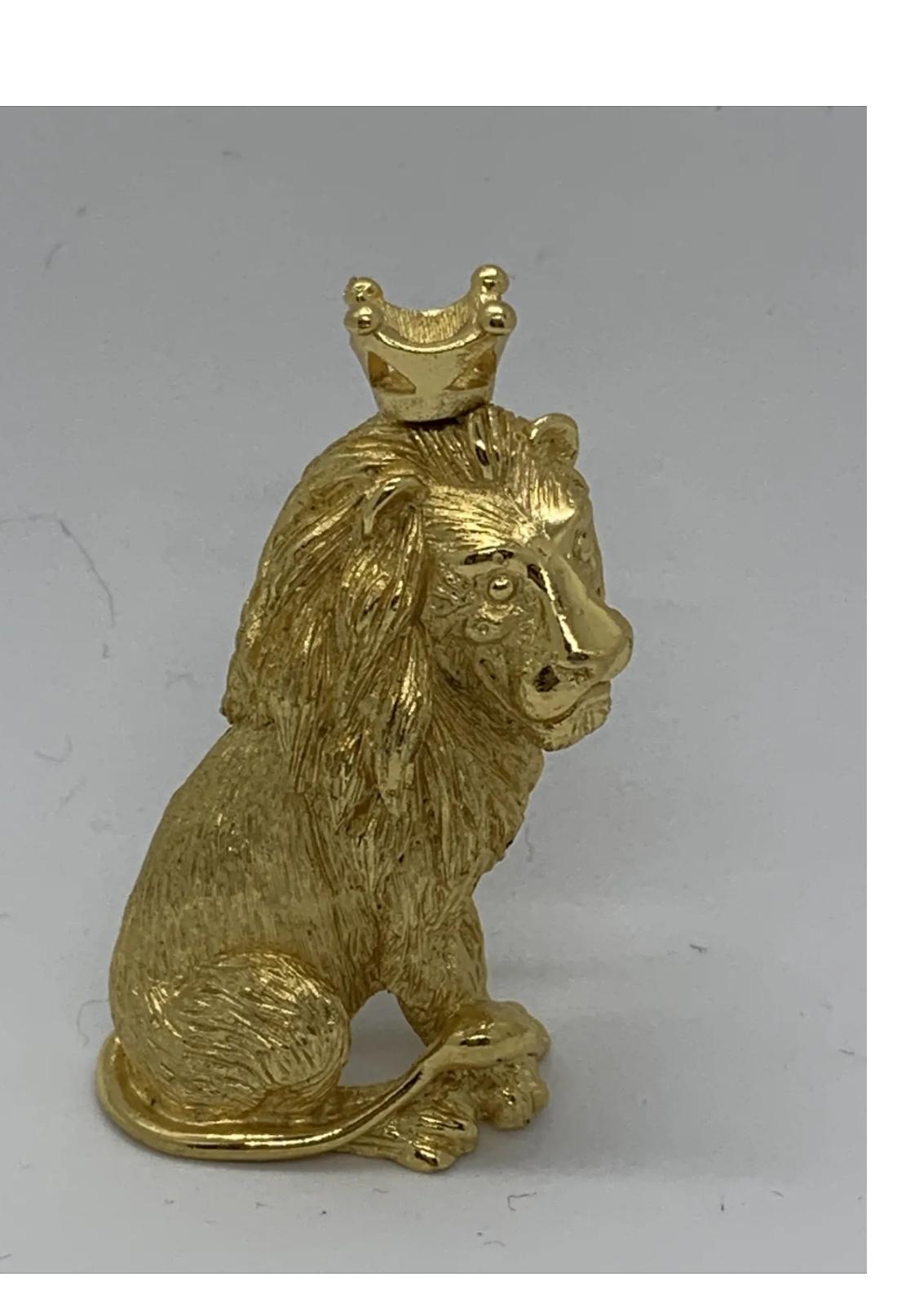 A super king of the jungle lion brooch signed Crown Trifari.
A vintage piece dating from the 1970s.
In a good condition .
Rollover working clasp. Clasp has some light wear of metal. 
Measures 2 inches height x 1 inch measured at the bottom .
A great