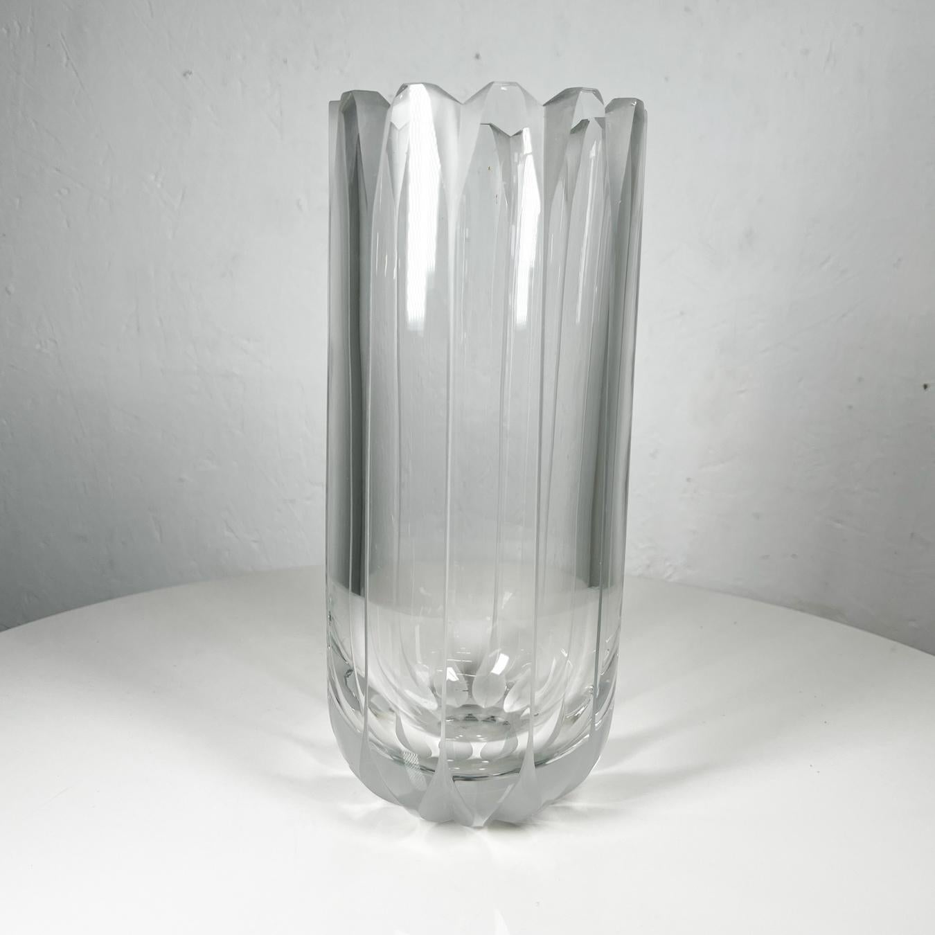 Vase à fleurs en cristal 1970 Style Orrefors Verre d'art scandinave
Non marqué
10,25 x 4,5 de diamètre
État vintage d'origine.
Reportez-vous aux images.
