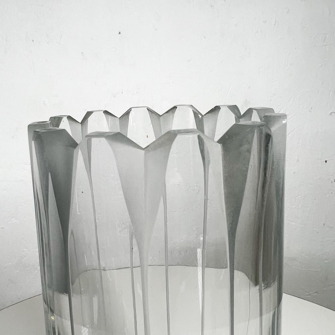 1970s Crystal Flower Vase Modern Scandinavian Art Glass Scallop In Good Condition For Sale In Chula Vista, CA