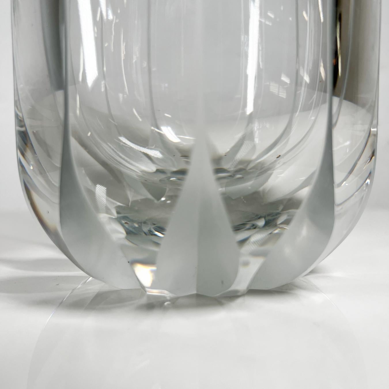 Cristal Vase à fleurs en cristal des années 1970 Verre d'art scandinave moderne festonné en vente