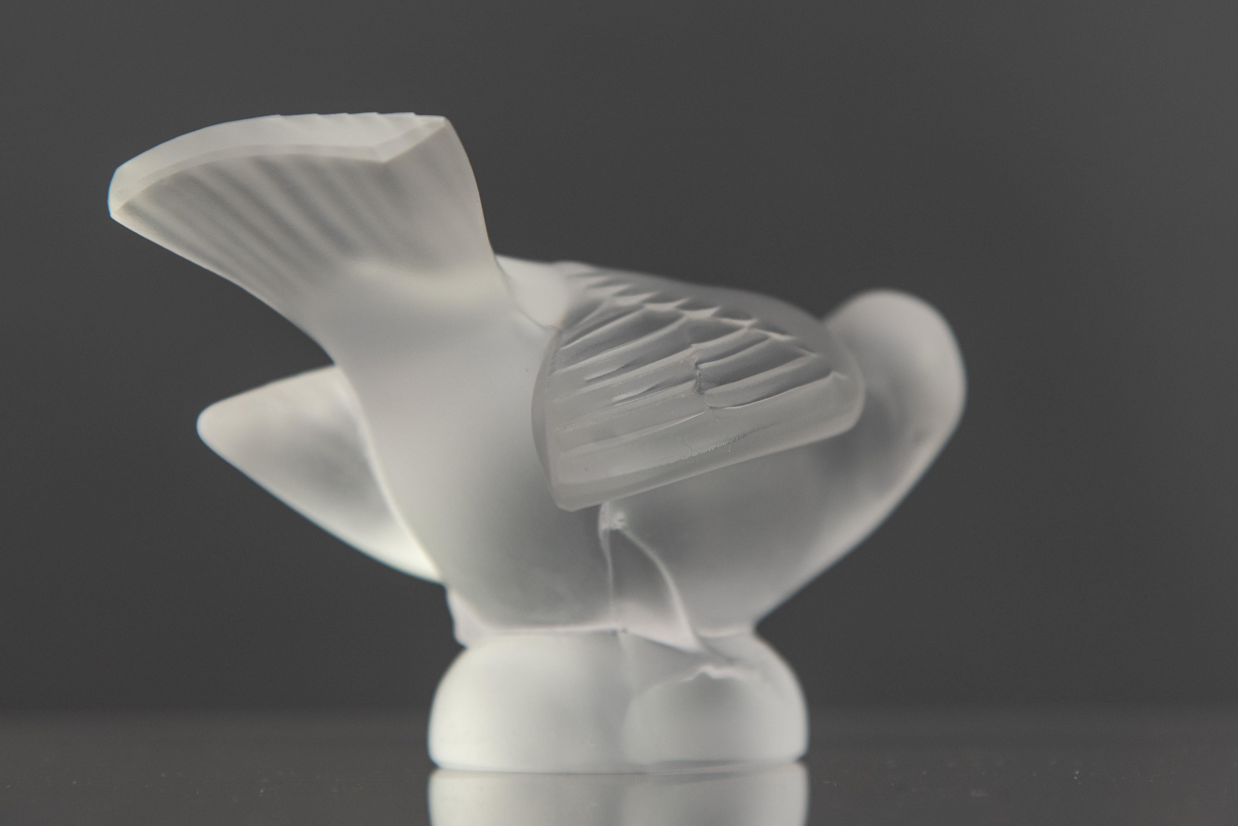 Vieille sculpture en cristal Moineau Coquet série d'oiseaux par René Lalique
France, années 1970
Signé à la base Lalique@France
Numéro de série 1160500
Boîte d'origine incluse
Conditions parfaites
Chaque article de notre galerie est accompagné, sur