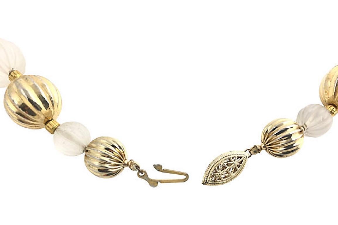 1970er Jahre Kristall gerippte goldfarbene Perlenkette für Damen oder Herren im Angebot