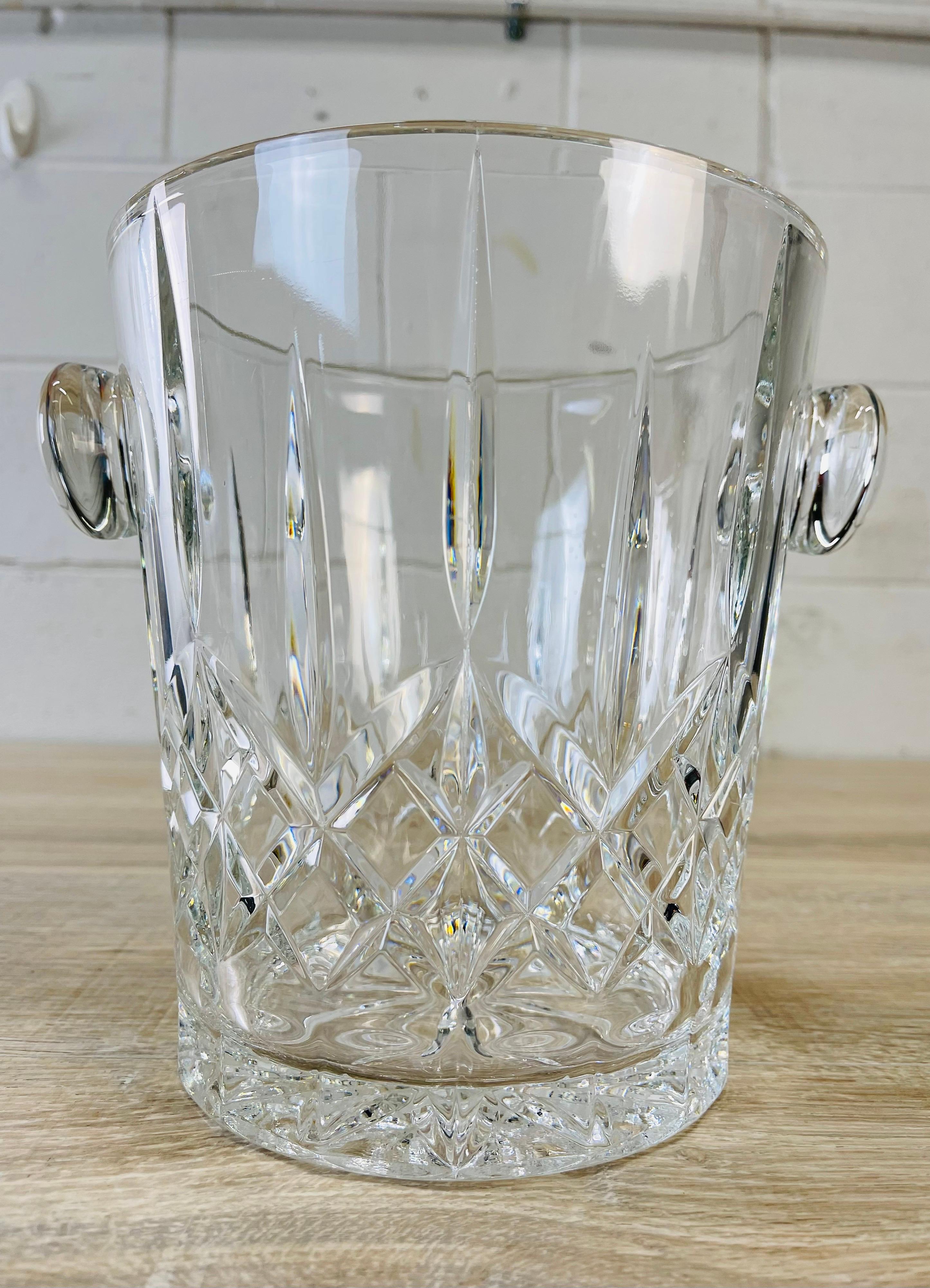 Eiskübel aus Kristallglas mit hohem Griff aus den 1970er Jahren. Ein schwerer Eiskübel aus massivem Glas. Keine Markierungen.