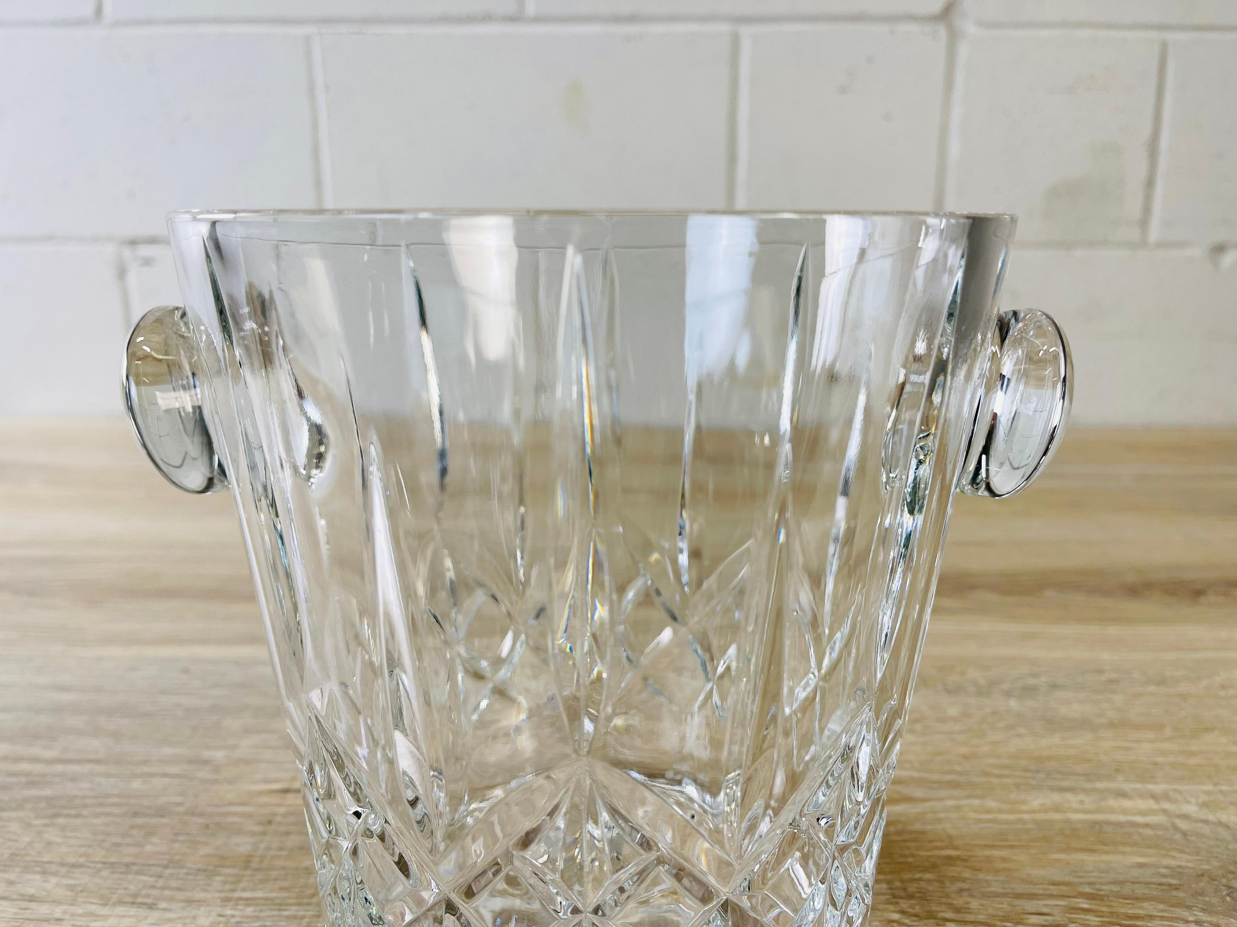 Eiskübel mit großem Griff aus Kristall aus den 1970er Jahren (Moderne der Mitte des Jahrhunderts) im Angebot