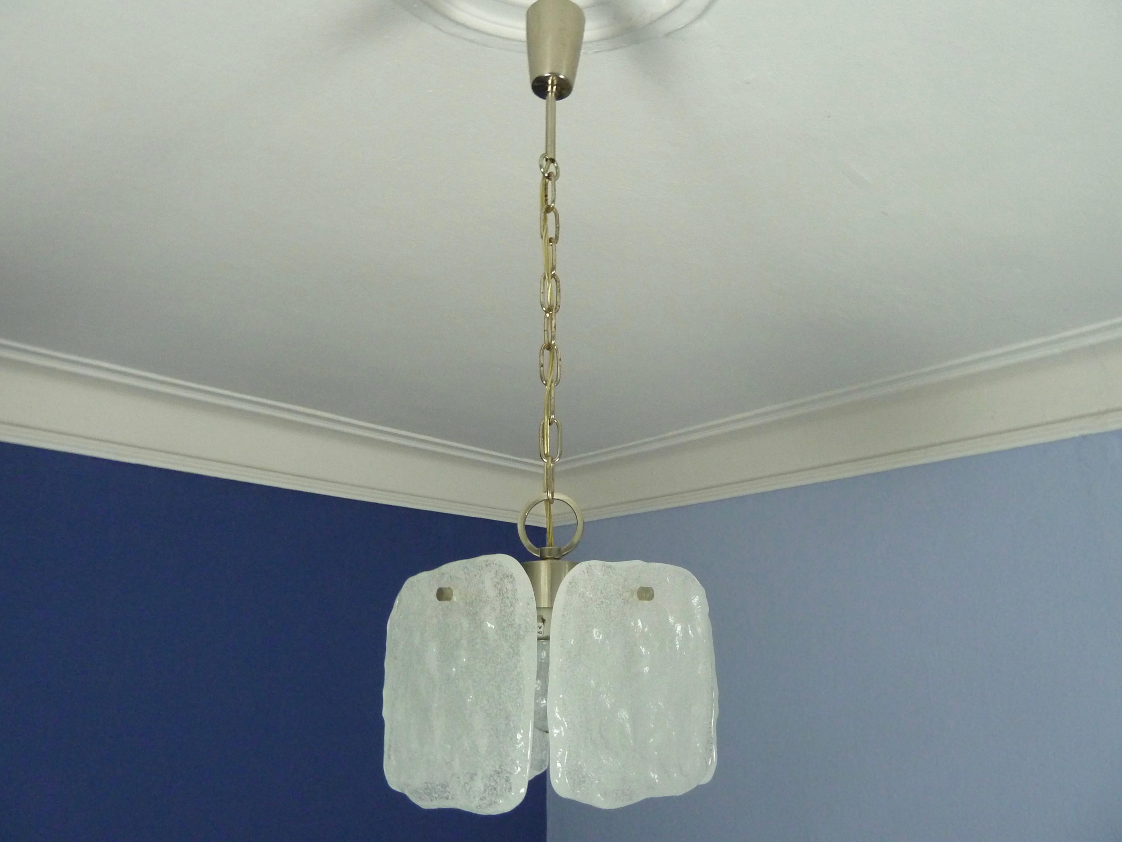 Mid-Century Modern Lampe à suspension en verre de glace givré cubique des années 1970 par Kalmar, Autriche en vente
