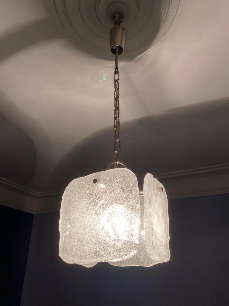 Brossé Lampe à suspension en verre de glace givré cubique des années 1970 par Kalmar, Autriche en vente