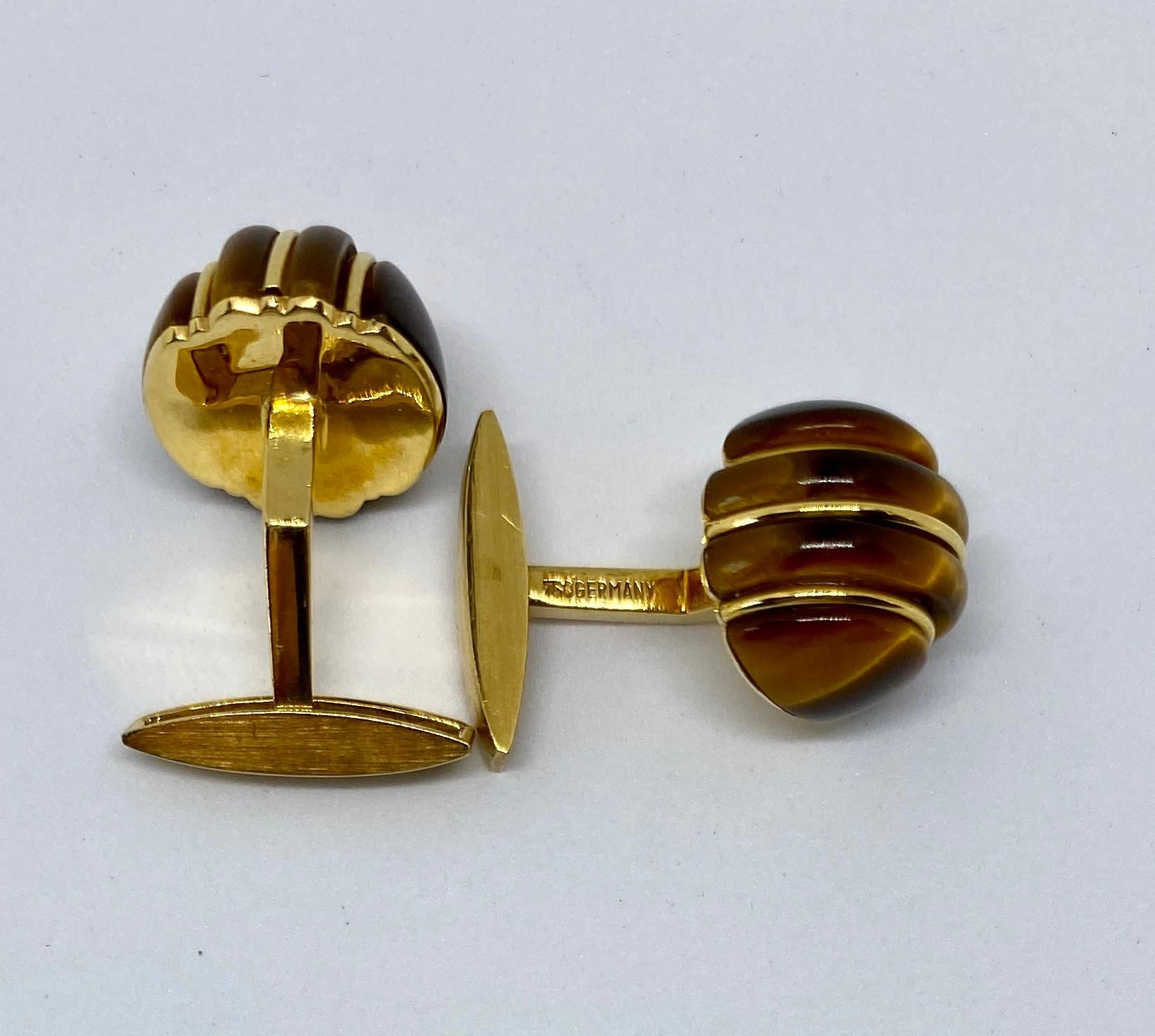 Women's or Men's 1970s Cufflinks in 18 Karat Yellow Gold with Carved Tiger's Eye Domes For Sale