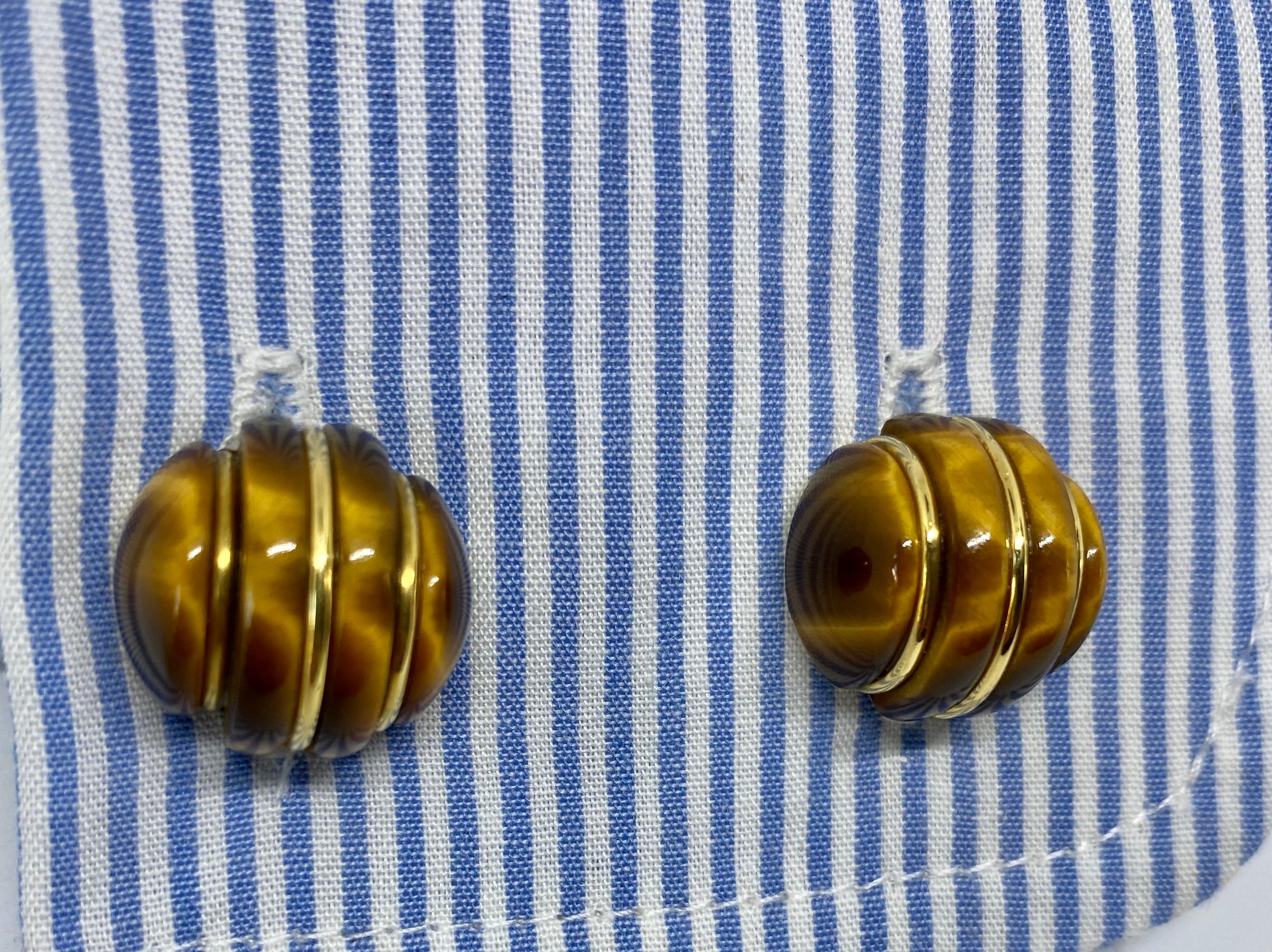 1970s Cufflinks in 18 Karat Yellow Gold with Carved Tiger's Eye Domes For Sale 1
