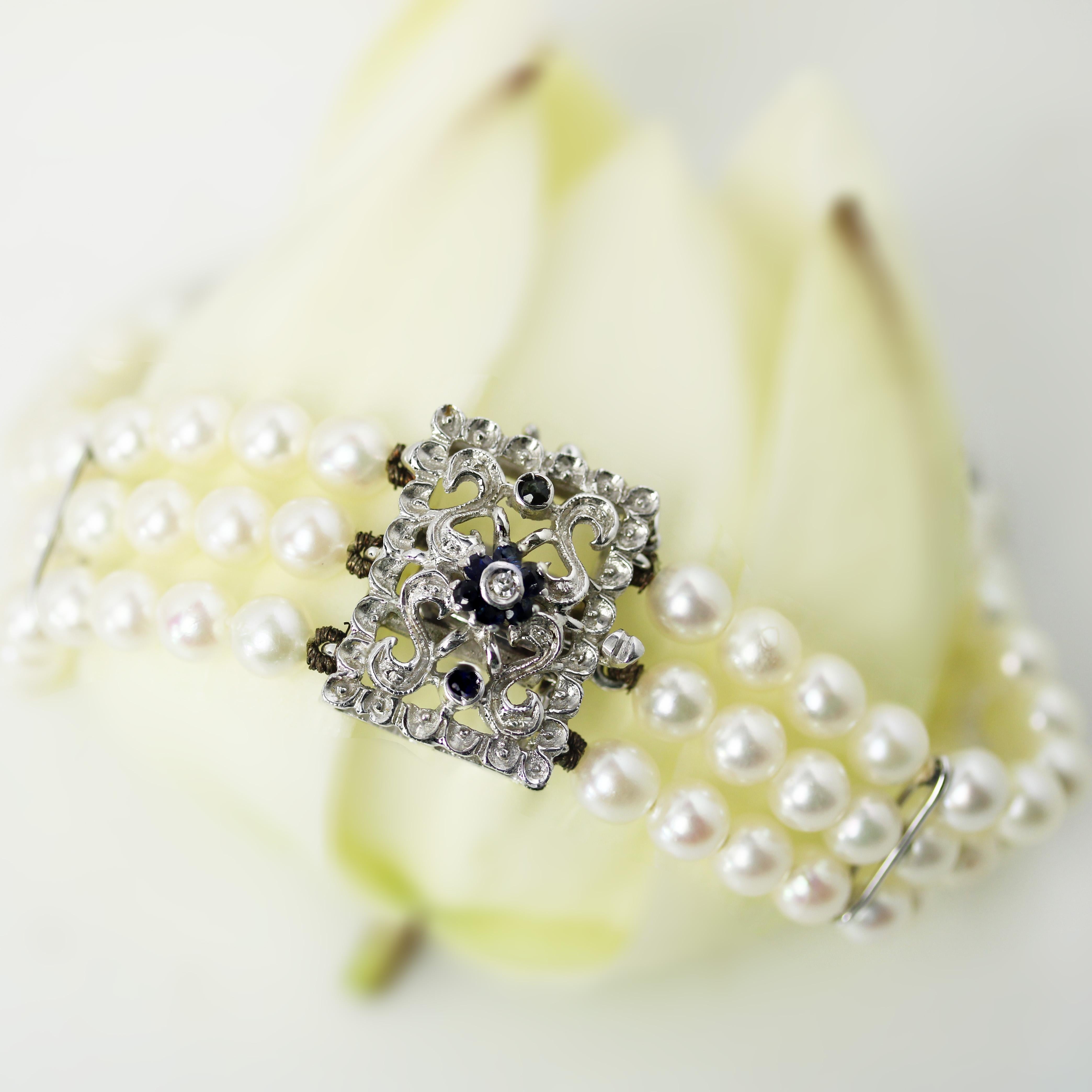 Rétro Bracciale anni '70 con perle coltivate, oro bianco 18 carati, zaffiro e diamante, chiusura a 3 file in vendita