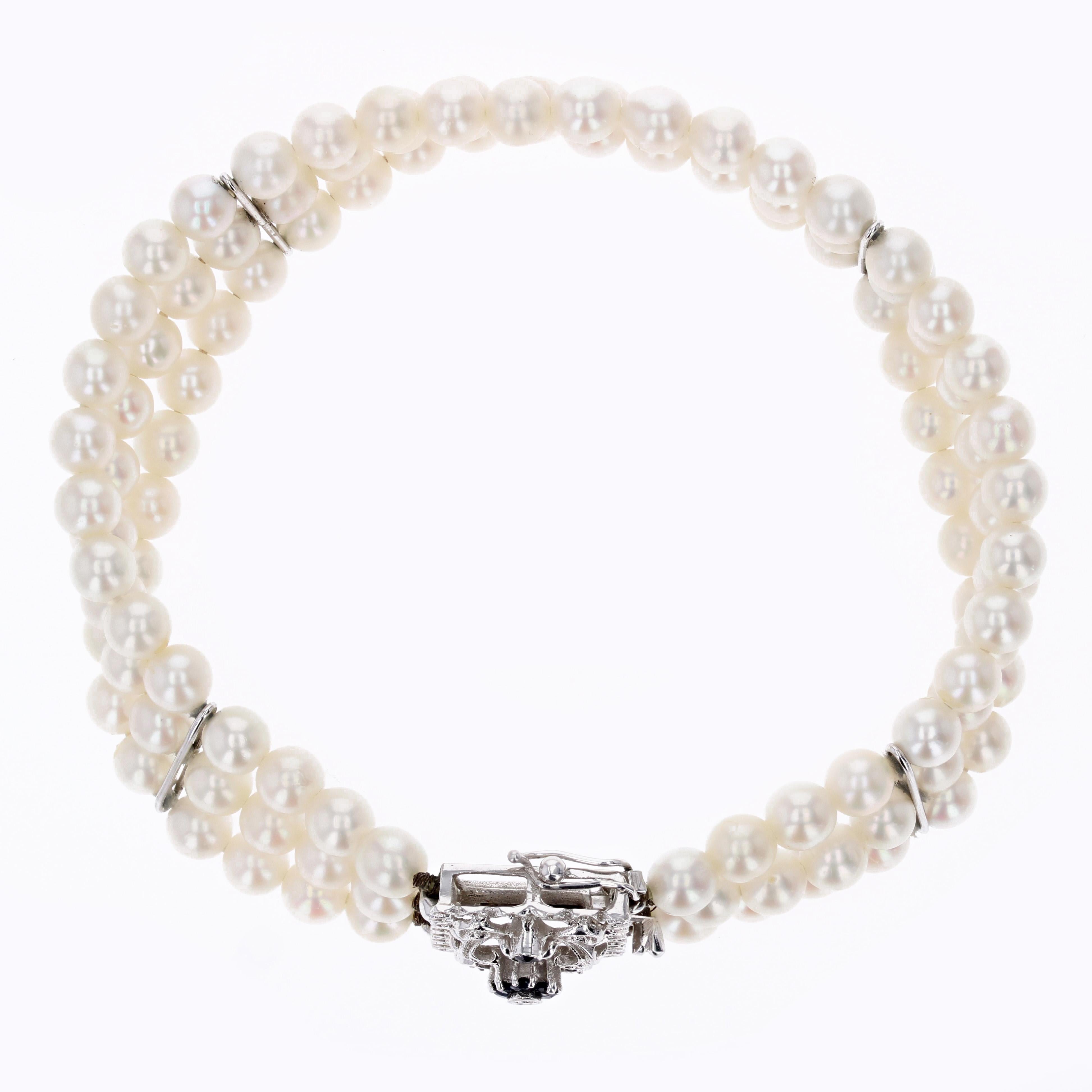 Taglio rotondo Bracciale anni '70 con perle coltivate, oro bianco 18 carati, zaffiro e diamante, chiusura a 3 file in vendita