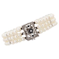 Bracelet à 3 rangées de perles de culture des années 1970, en or blanc 18 carats, saphirs et diamants