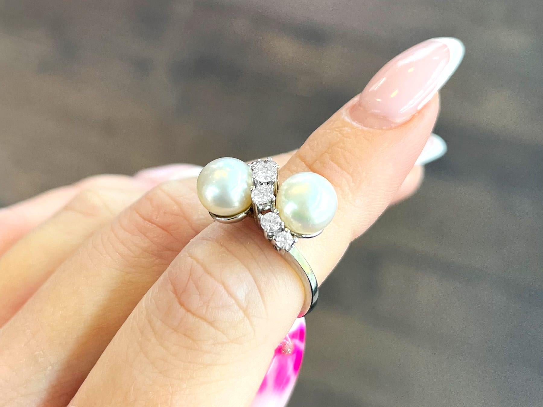 1970er Jahre Zuchtperlen und 1,04 Karat Diamant Weißgold Twist Ring (Rundschliff) im Angebot