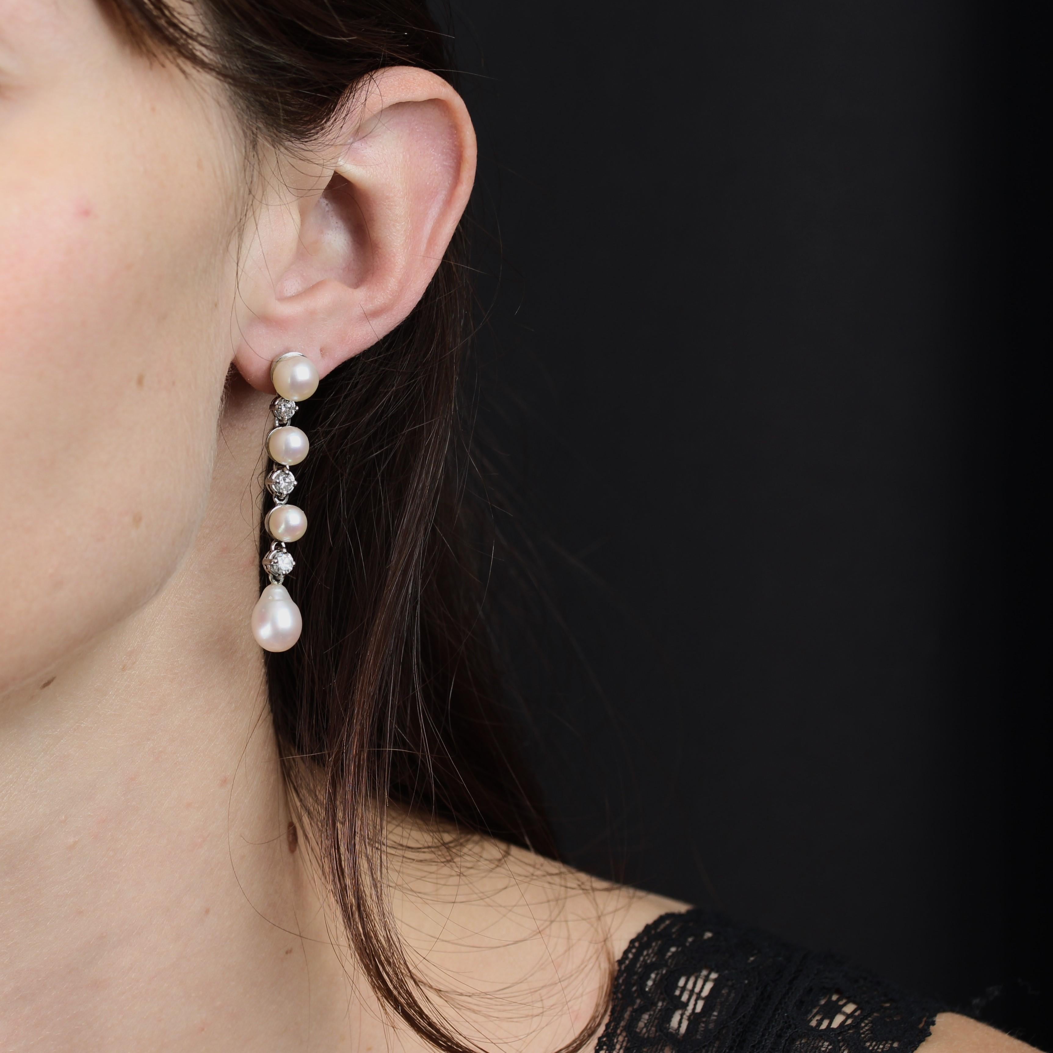 Per le orecchie forate.
Orecchini in oro bianco 18 carati.
Orecchini antichi lunghi, ciascuno con una perla di coltura orientale rotonda e bianca perlata che sostiene una linea articolata di diamanti moderni taglio brillante incastonati a griffe e 2