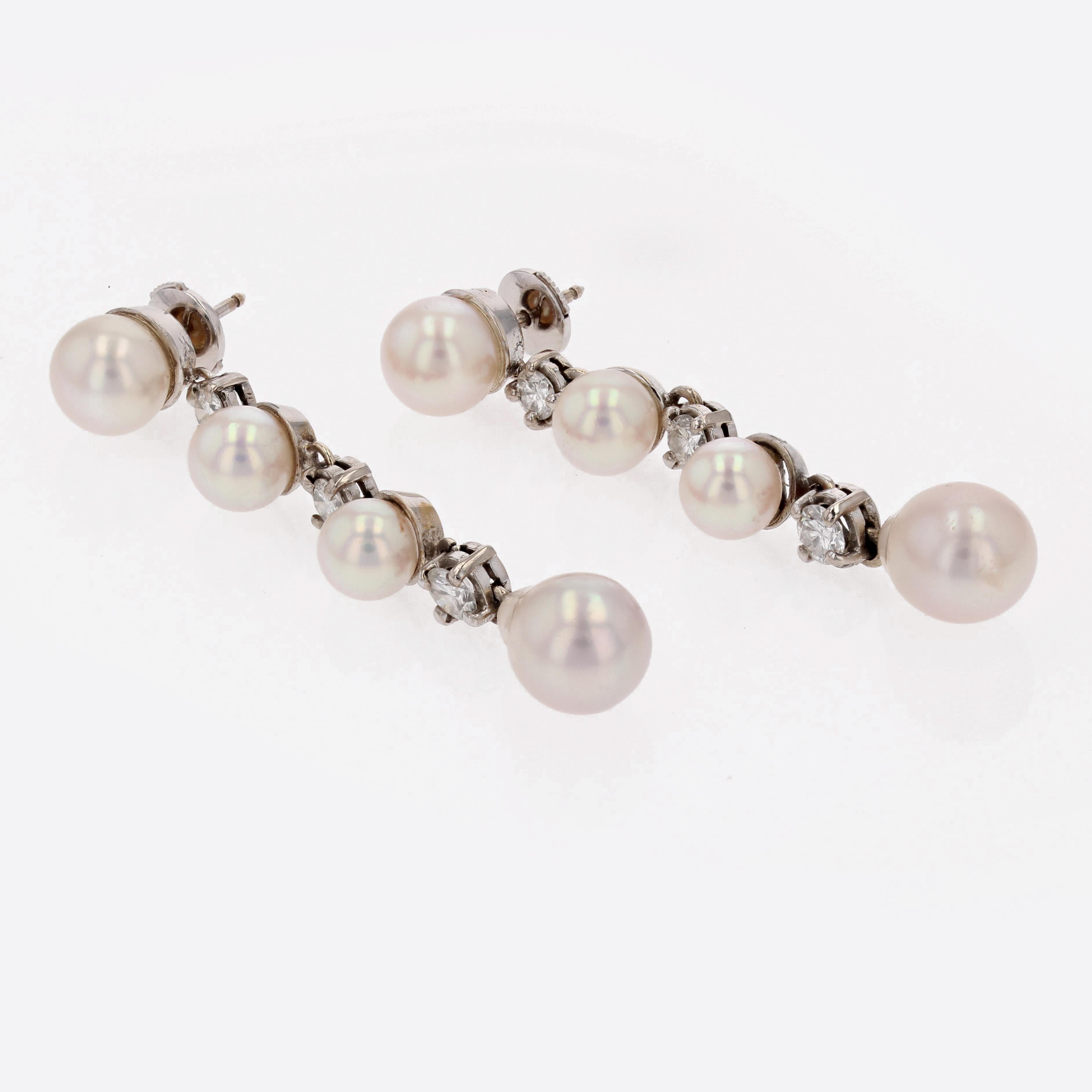 Taglio brillante Orecchini pendenti in oro bianco 18 carati con diamanti e perle coltivate degli anni '70 in vendita