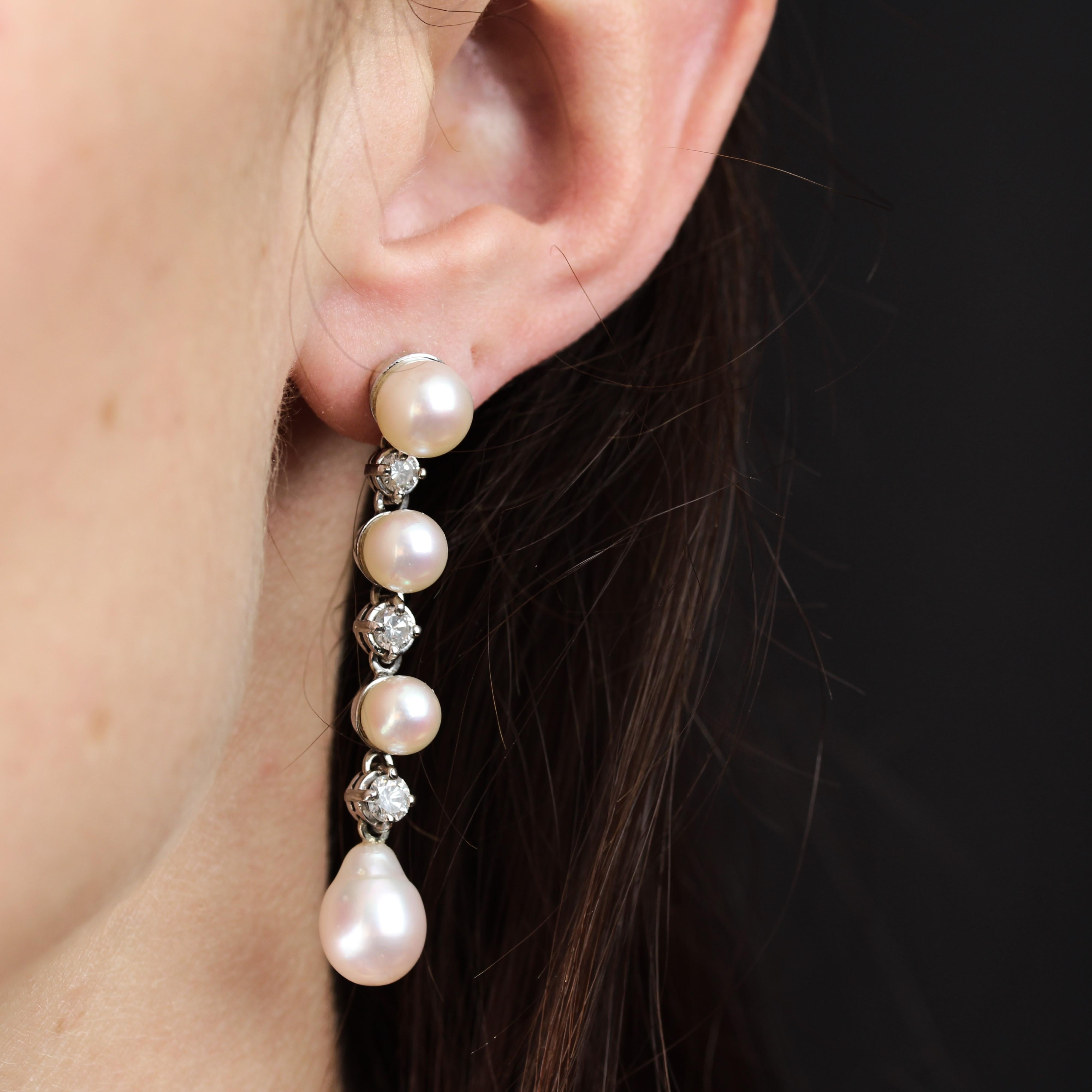 Orecchini pendenti in oro bianco 18 carati con diamanti e perle coltivate degli anni '70 in vendita 1