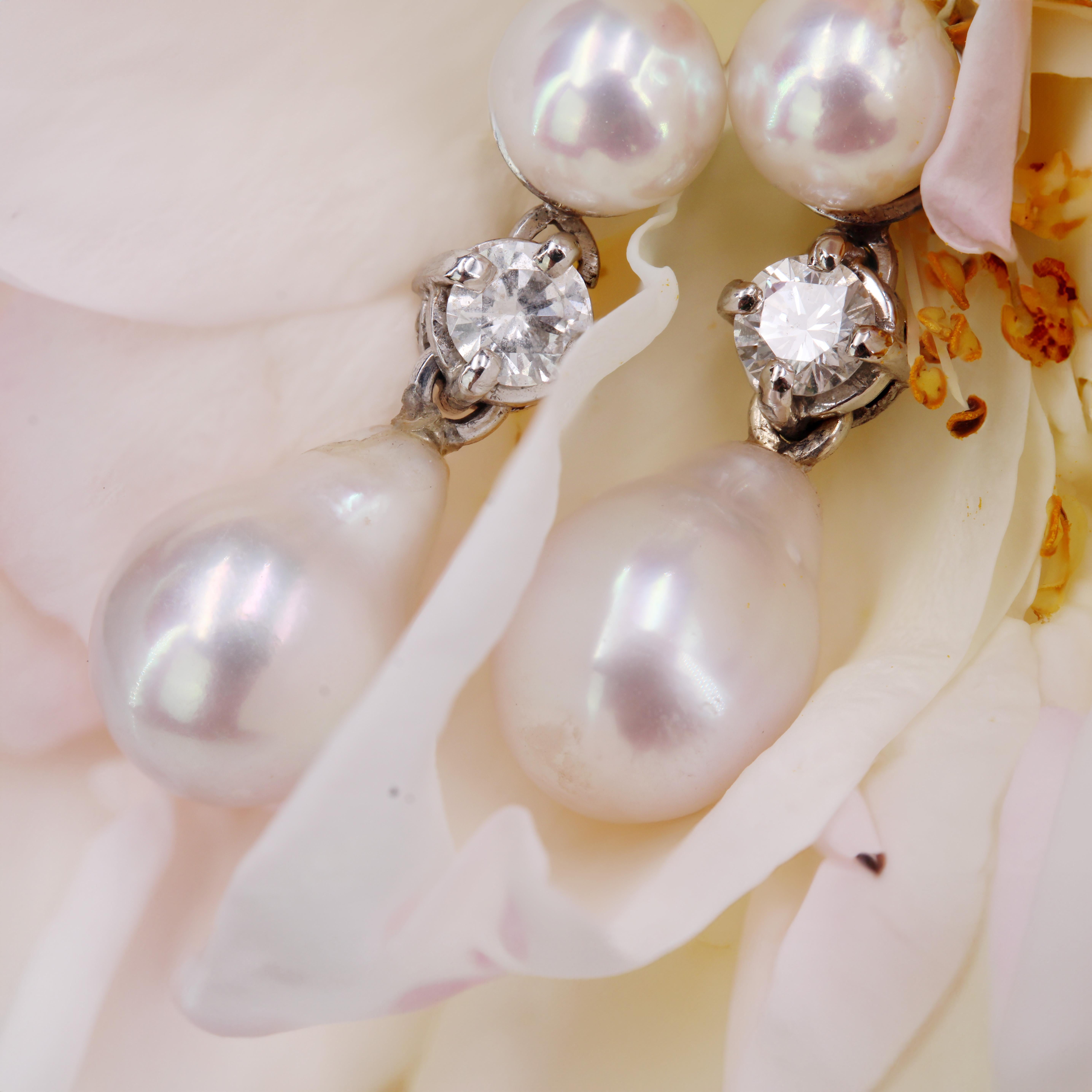 Orecchini pendenti in oro bianco 18 carati con diamanti e perle coltivate degli anni '70 in vendita 2