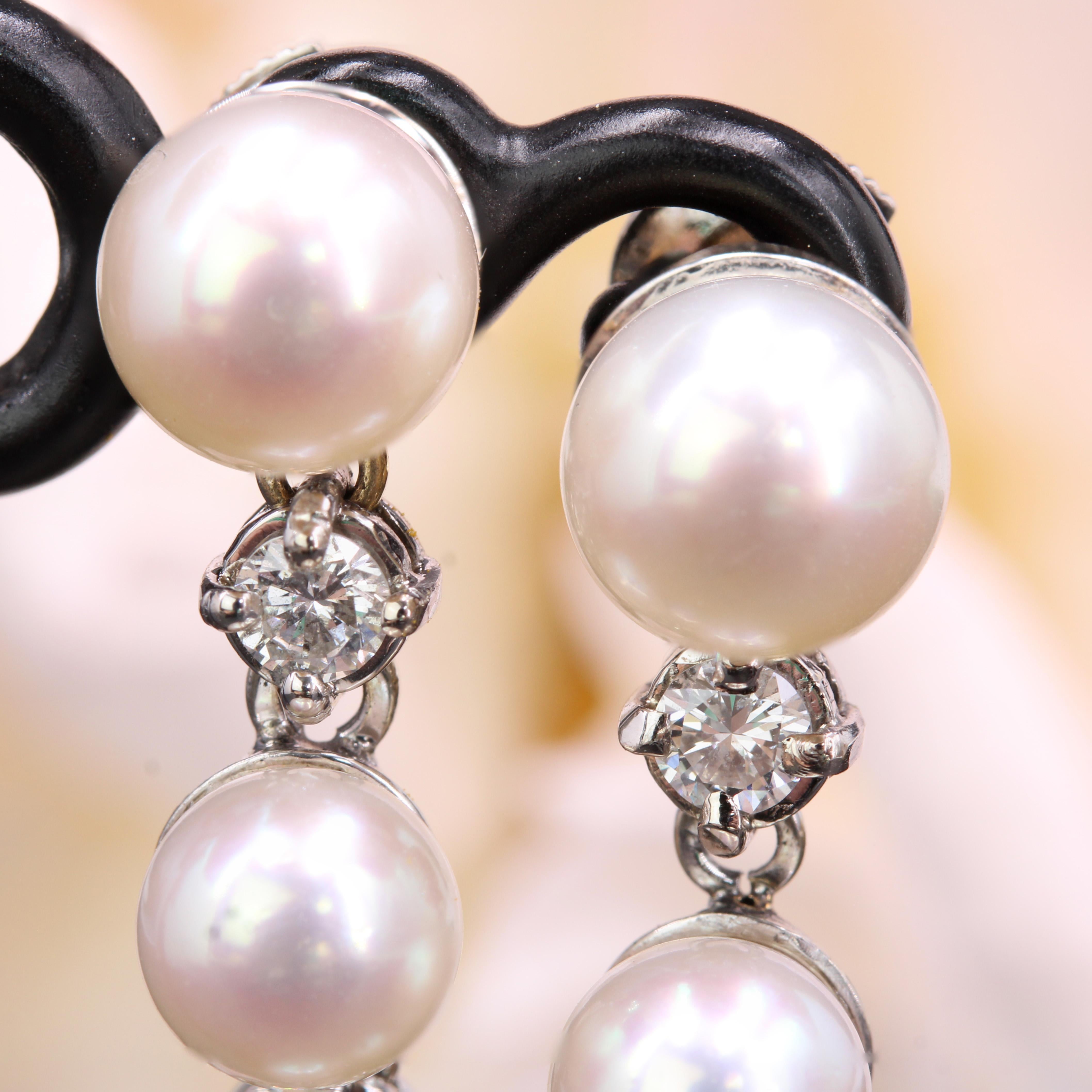 Orecchini pendenti in oro bianco 18 carati con diamanti e perle coltivate degli anni '70 in vendita 3