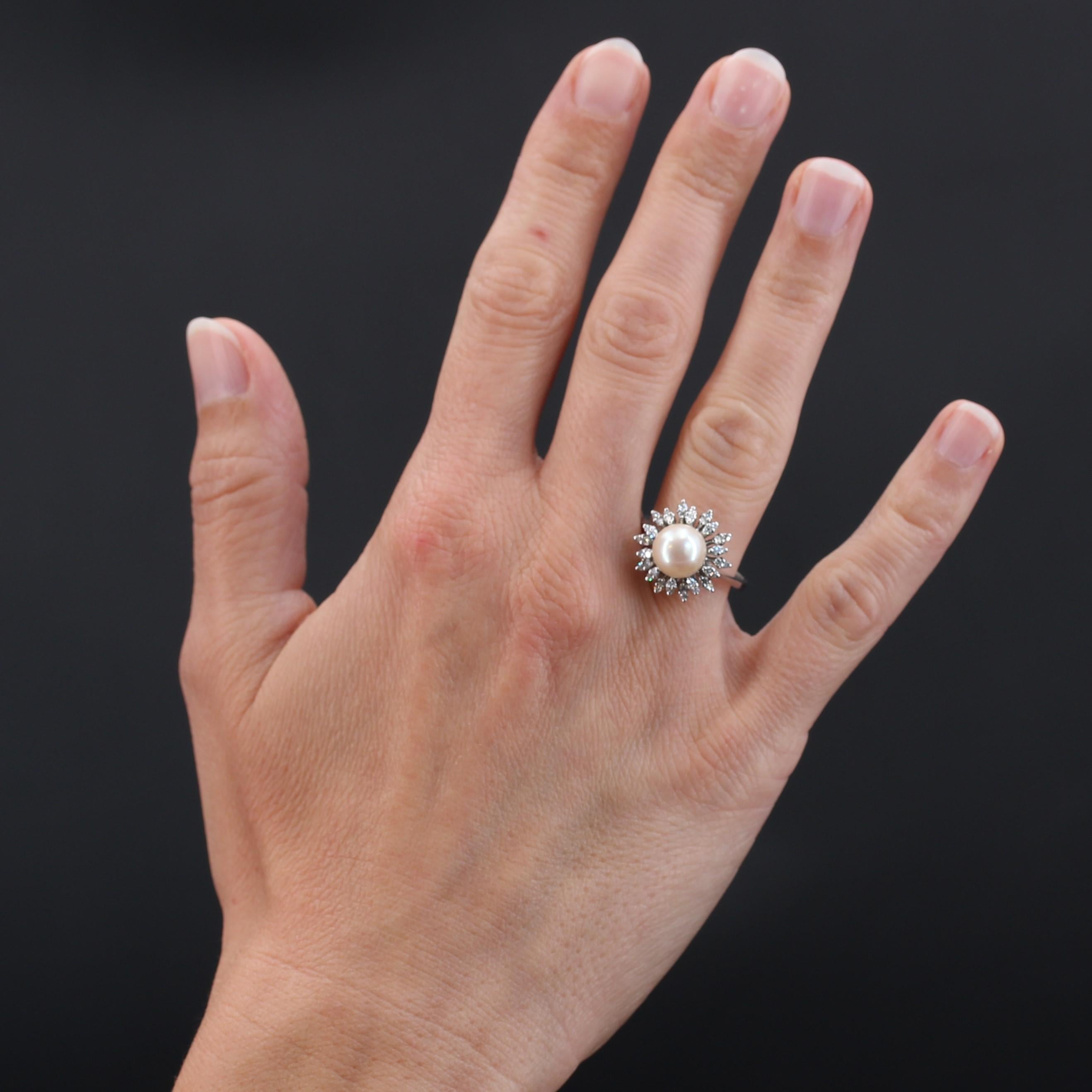 Ring aus 18 Karat Weißgold, Eulenpunze.
Wunderschöner Ring aus Weißgold im Retro-Stil, in der Mitte eine rosa Orient-Zuchtperle, umgeben von kleinen Diamanten im 8/8-Schliff in asymmetrischer Fassung. Die Fassung dieses antiken Schmuckstücks ist aus