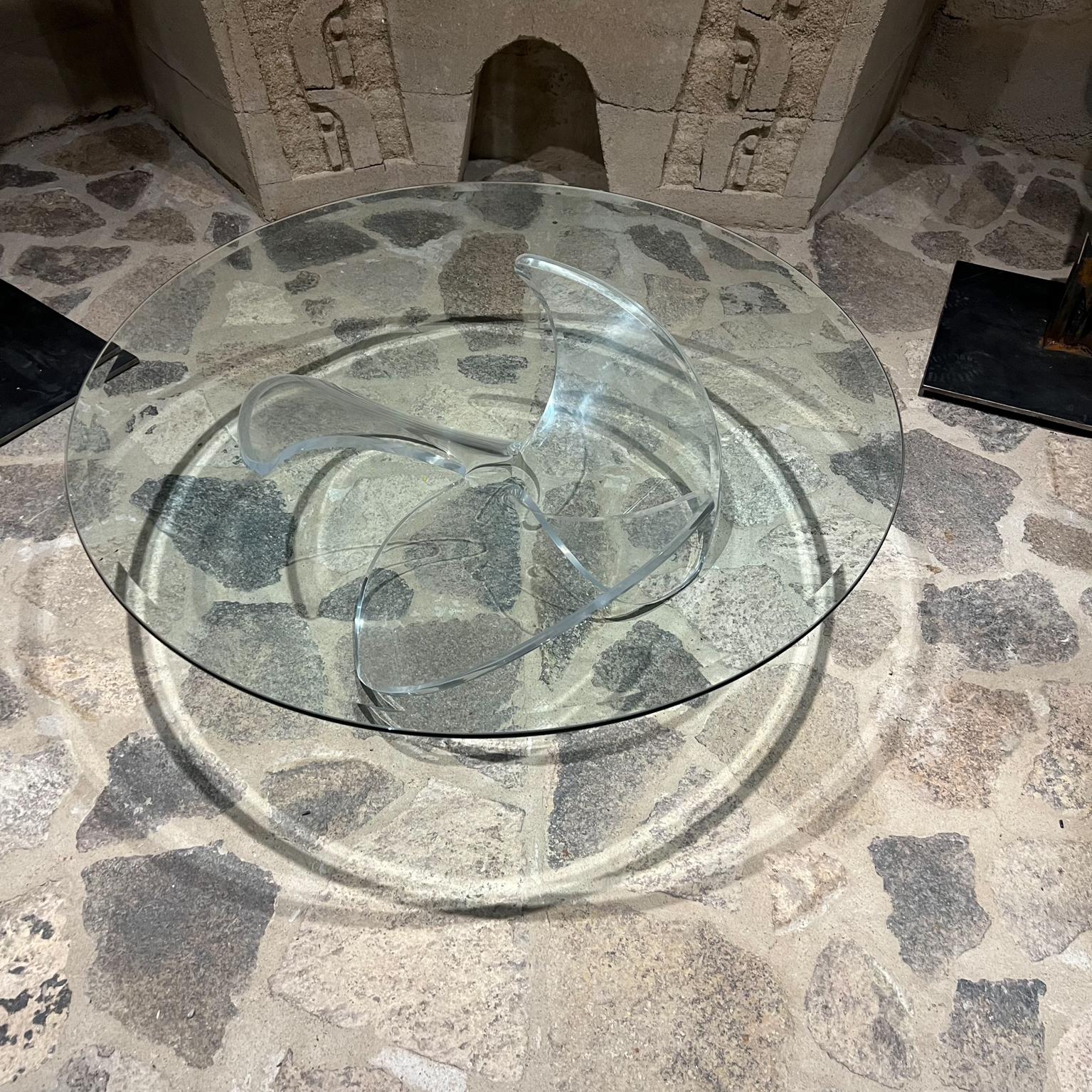 1970s Curved Lucite Round Coffee Table Propeller Style of Knut Hesterberg In Good Condition For Sale In Chula Vista, CA