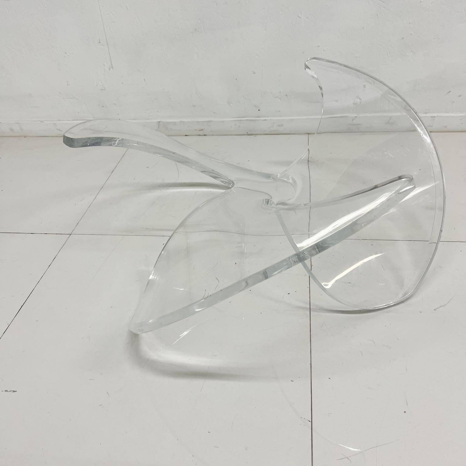 1970s Curved Lucite Round Coffee Table Propeller Style of Knut Hesterberg For Sale 4