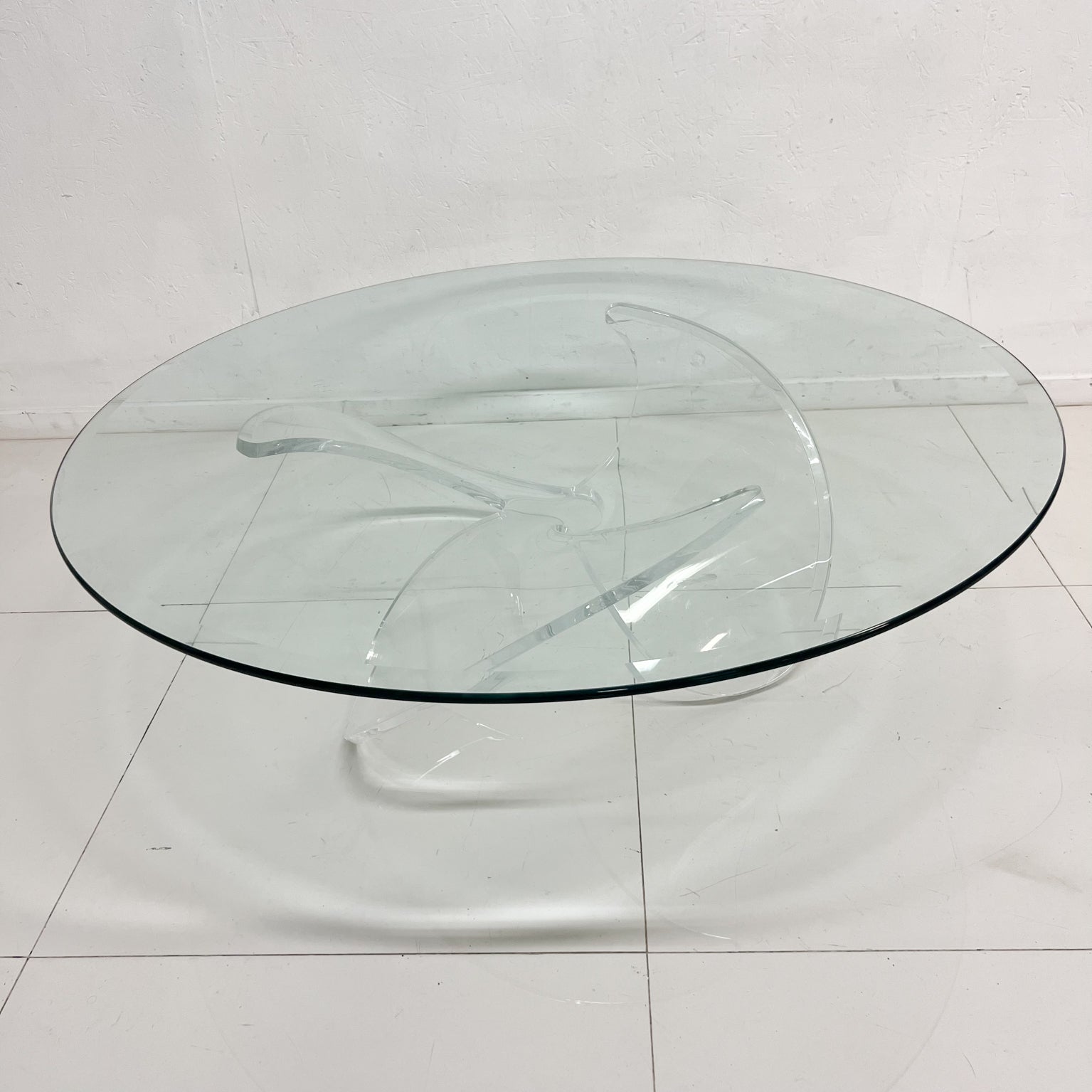 Late 20th Century 1970s Curved Lucite Round Coffee Table Propeller Style of Knut Hesterberg For Sale