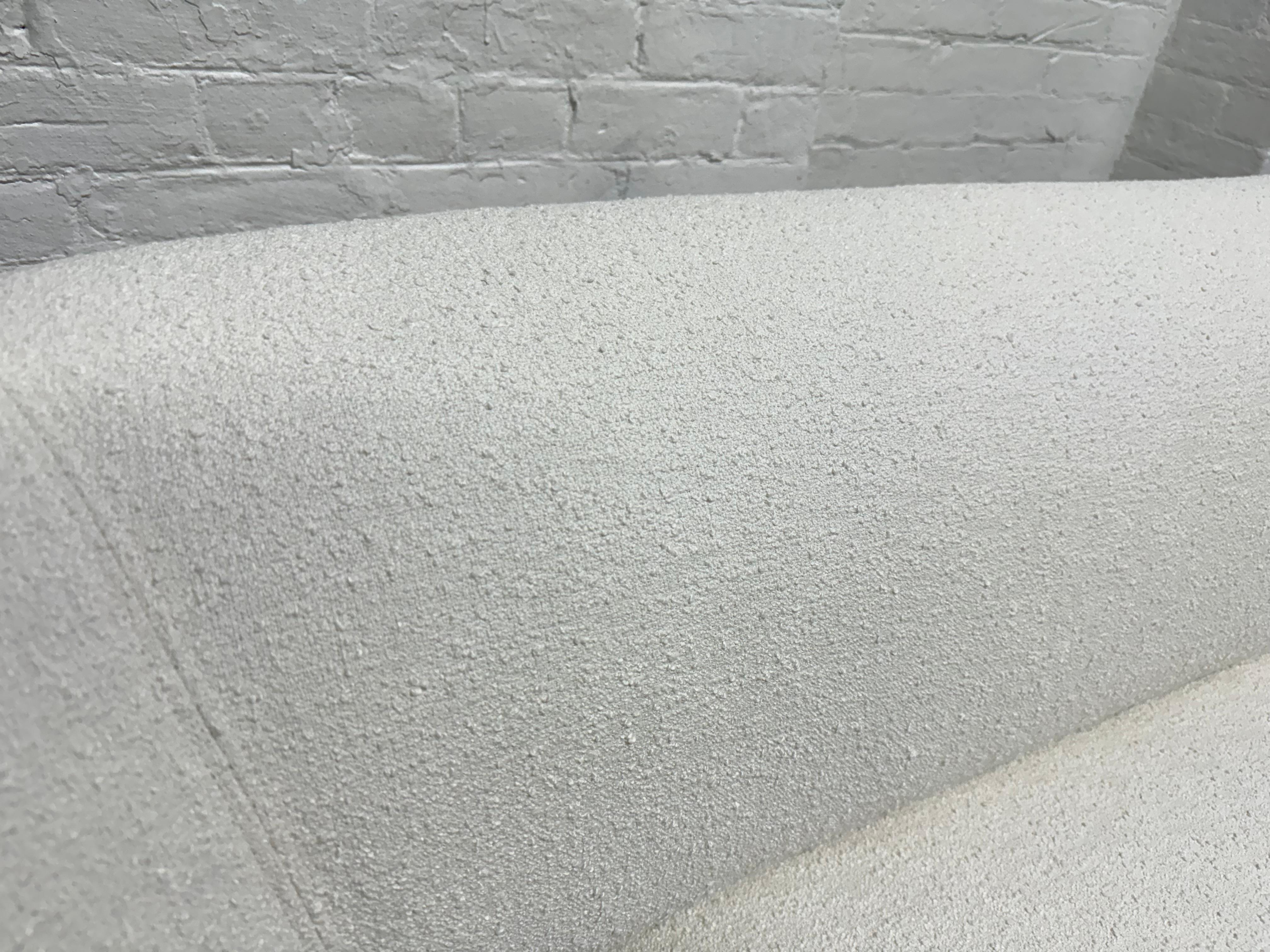 1970s Curved Sofa in Bouclé In Good Condition For Sale In New York, NY