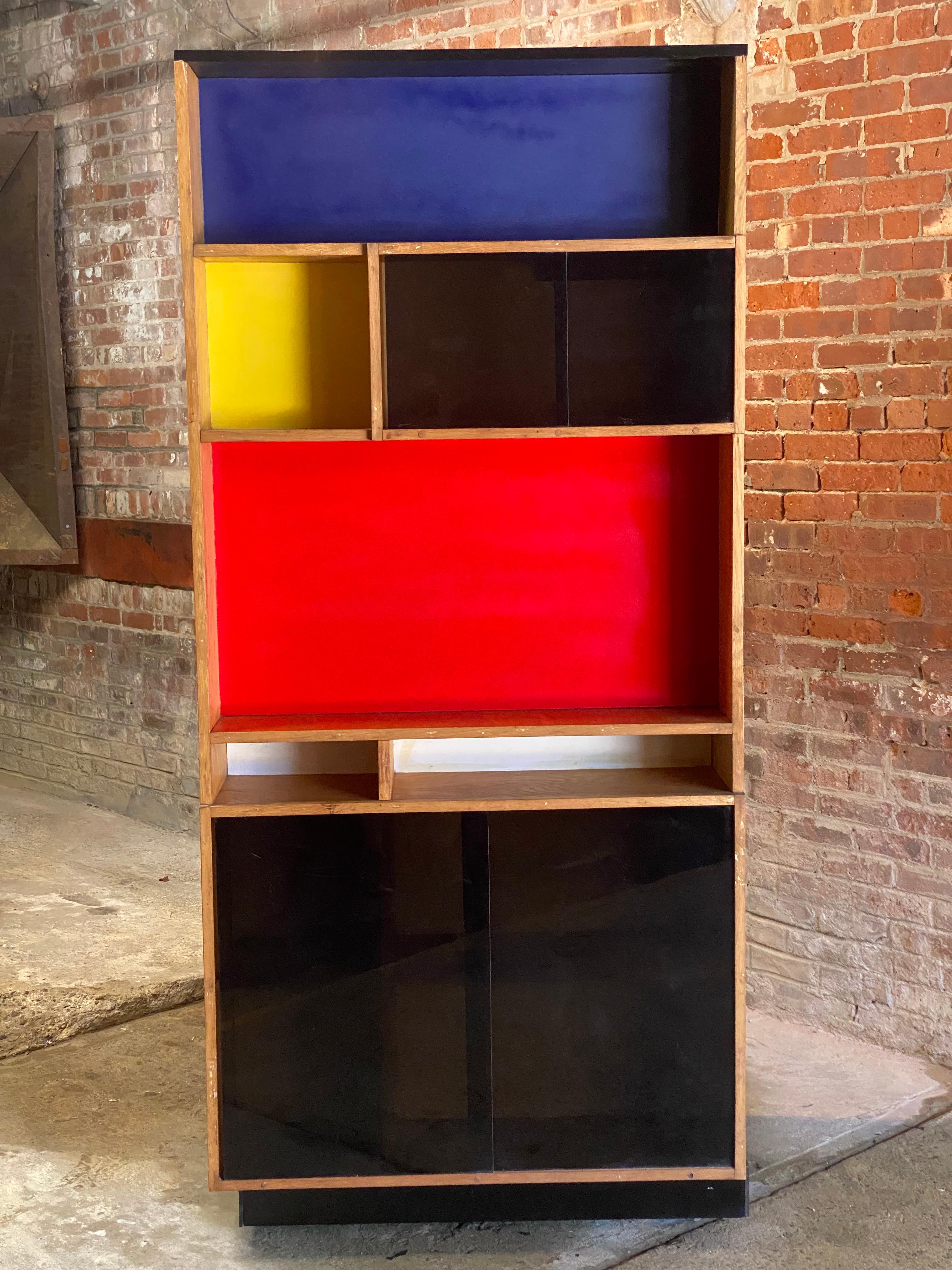 Armoire utilitaire de style Gerrit Rietveld des années 1970 fabriquée sur mesure en chêne et acrylique Bon état - En vente à Garnerville, NY