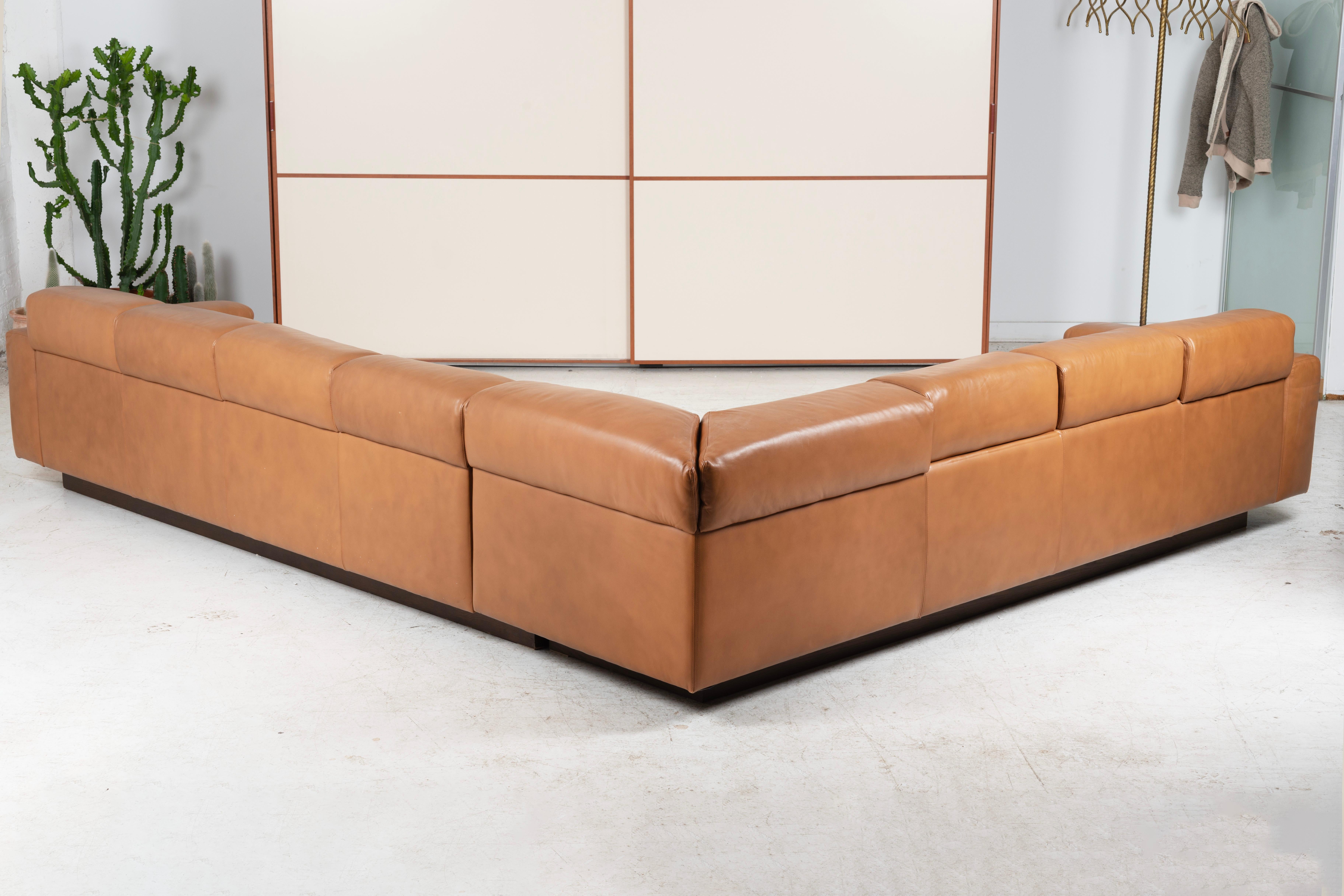 1970's Custom Leder Sektional Sofa im Angebot 1