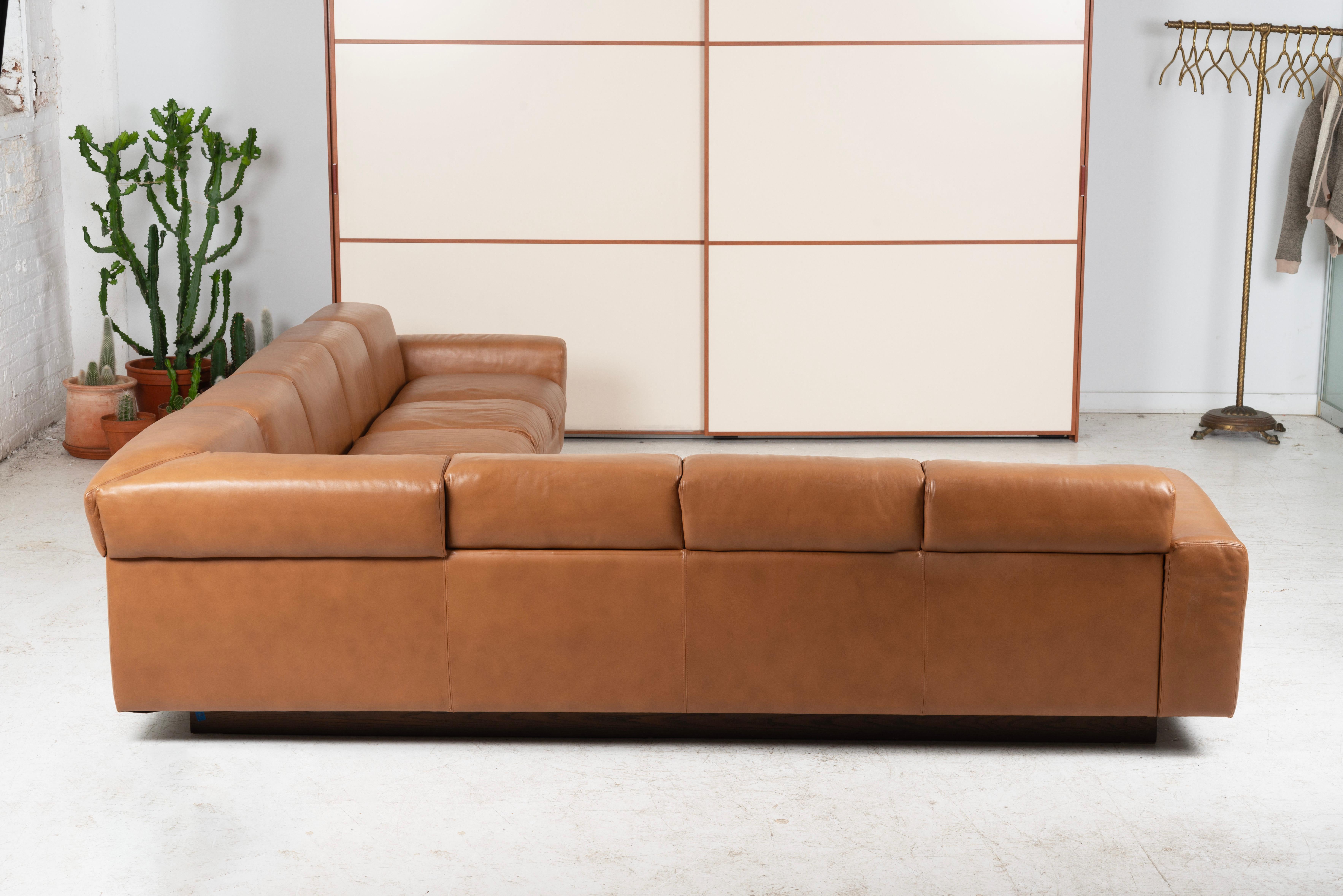 1970's Custom Leder Sektional Sofa im Angebot 2