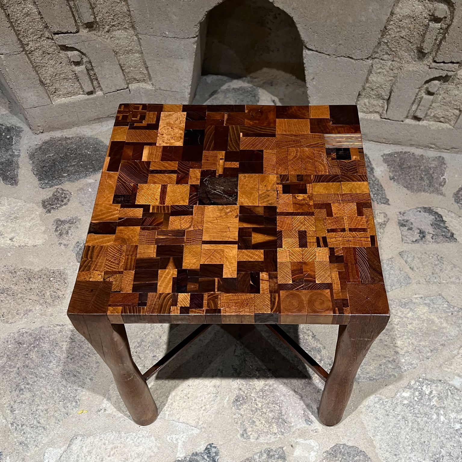 Mid-Century Modern Table d'appoint en bois exotique fabriquée sur-mesure dans le style d'un cordonnier mexicain, années 1970 en vente