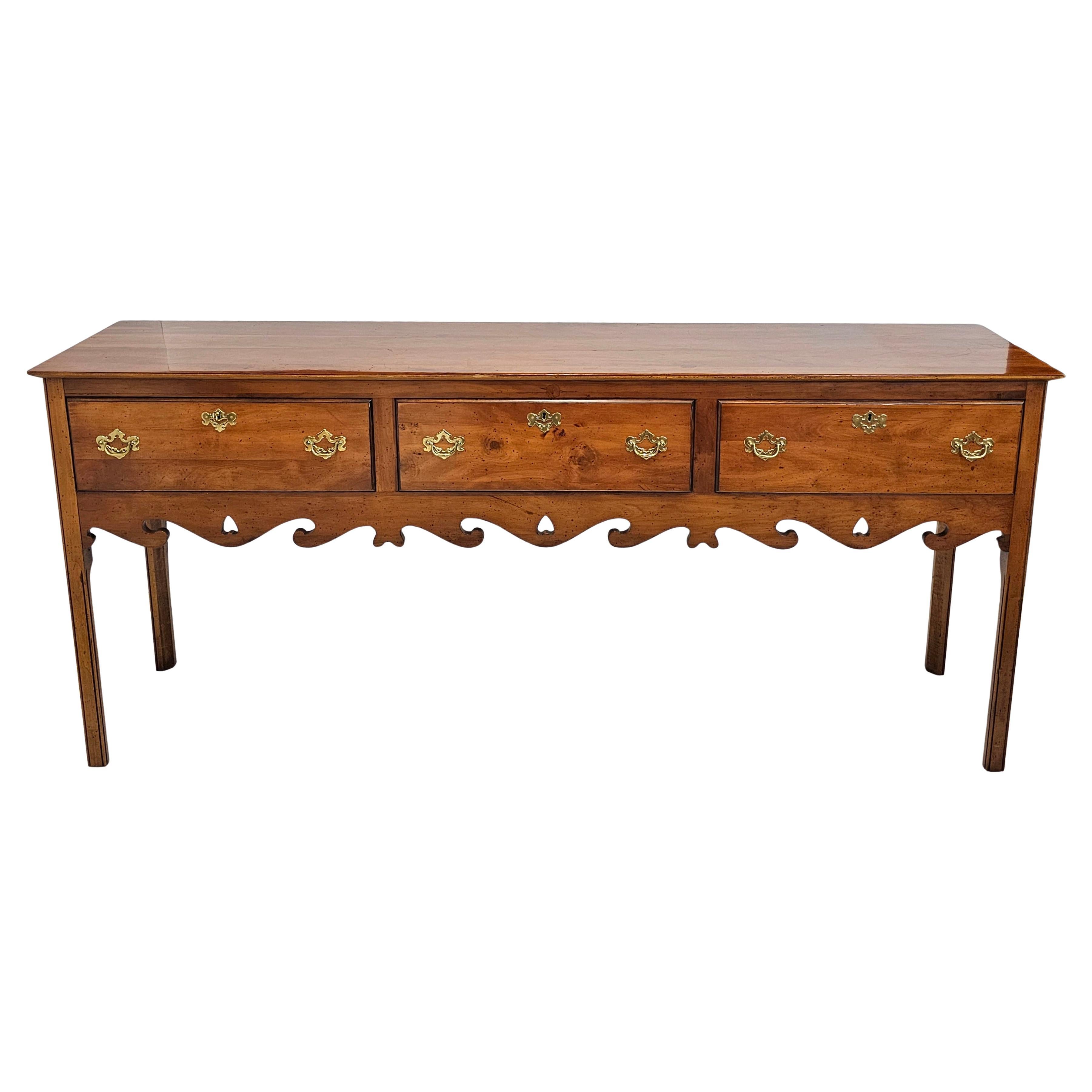 Enfilade Chippendale en bois d'if massif fabriqué sur mesure par Wright Table Company des années 1970