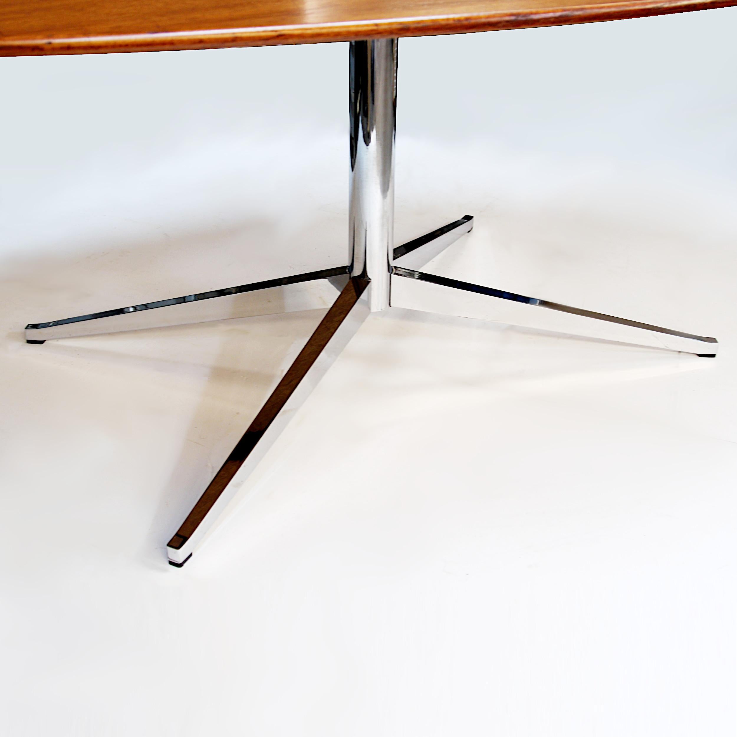 1960s Mid-Century Modern Oval Oak Dining Conference Table Desk by Florence Knoll In Good Condition In Lafayette, IN