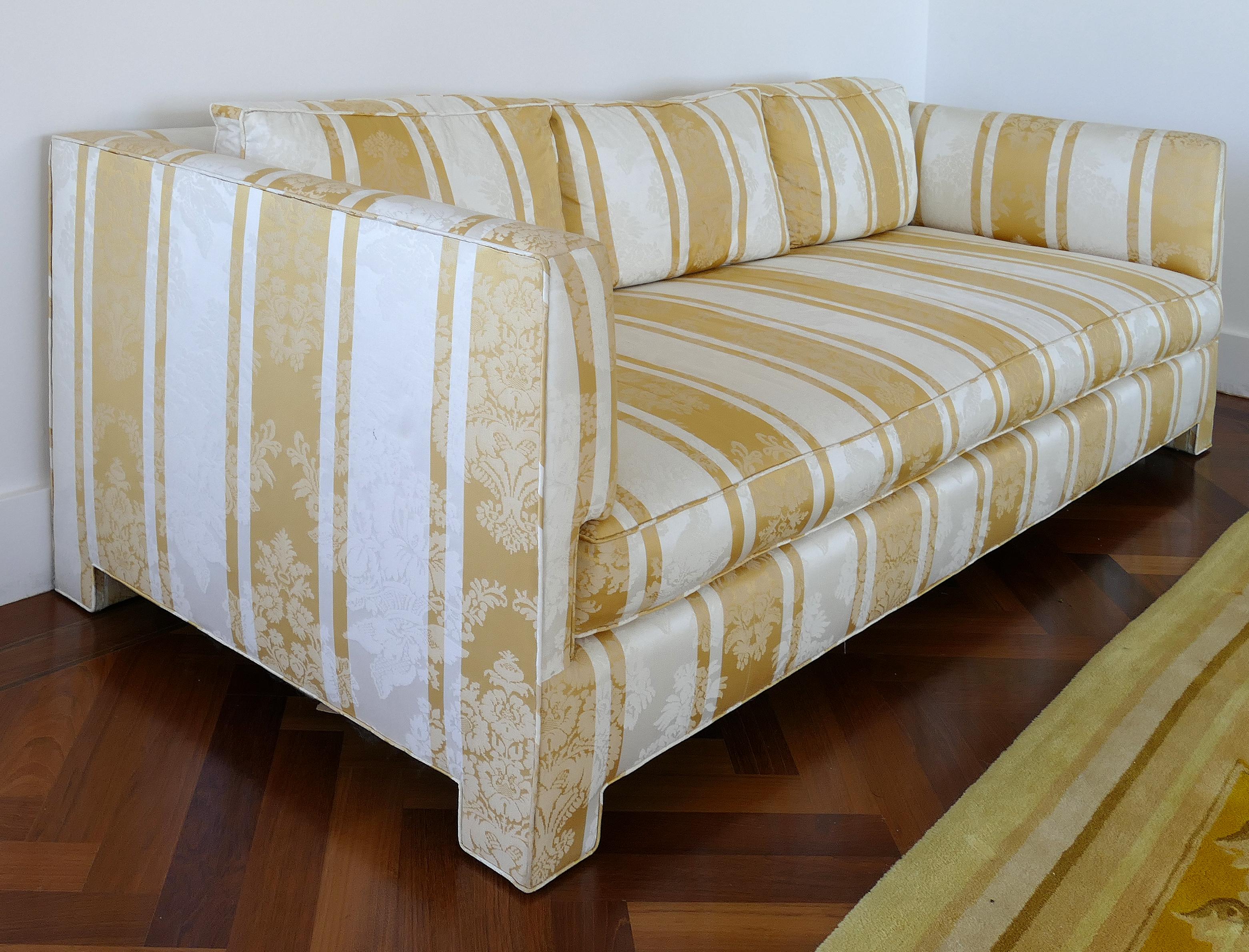 Maßgefertigtes NY High-End-Polster-Shop D' Angelo Sofa mit losen Kissen, 1970er Jahre

Zum Verkauf steht ein hochwertiges, nach Maß gefertigtes Sofa, das mit einem gestreiften Jacquard-Gewebe aus einer Seidenmischung gepolstert zu sein scheint. Das