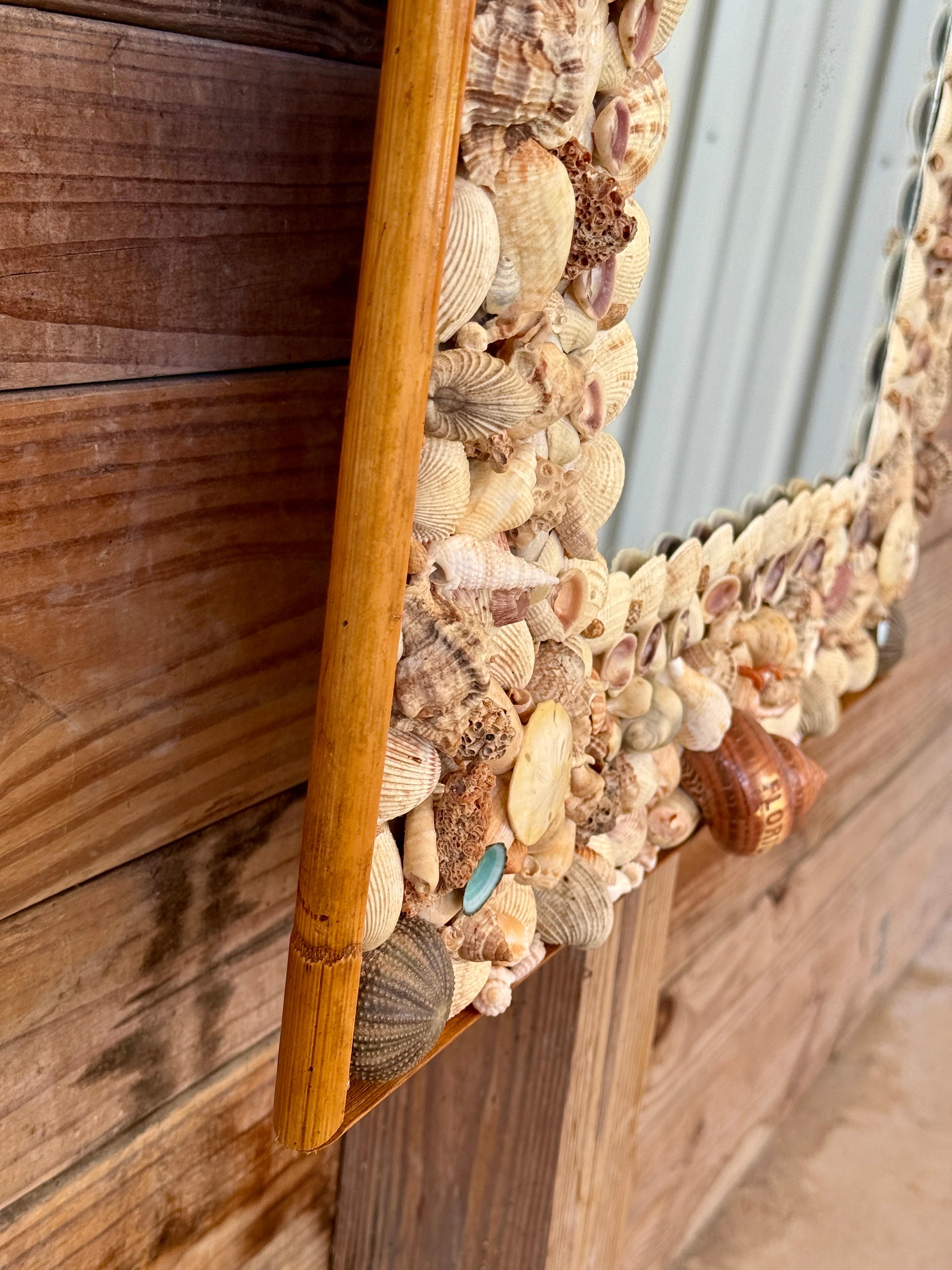 Miroir en coquillage de mer côtier organique des années 1970 avec garniture en rotin finie en vente 8