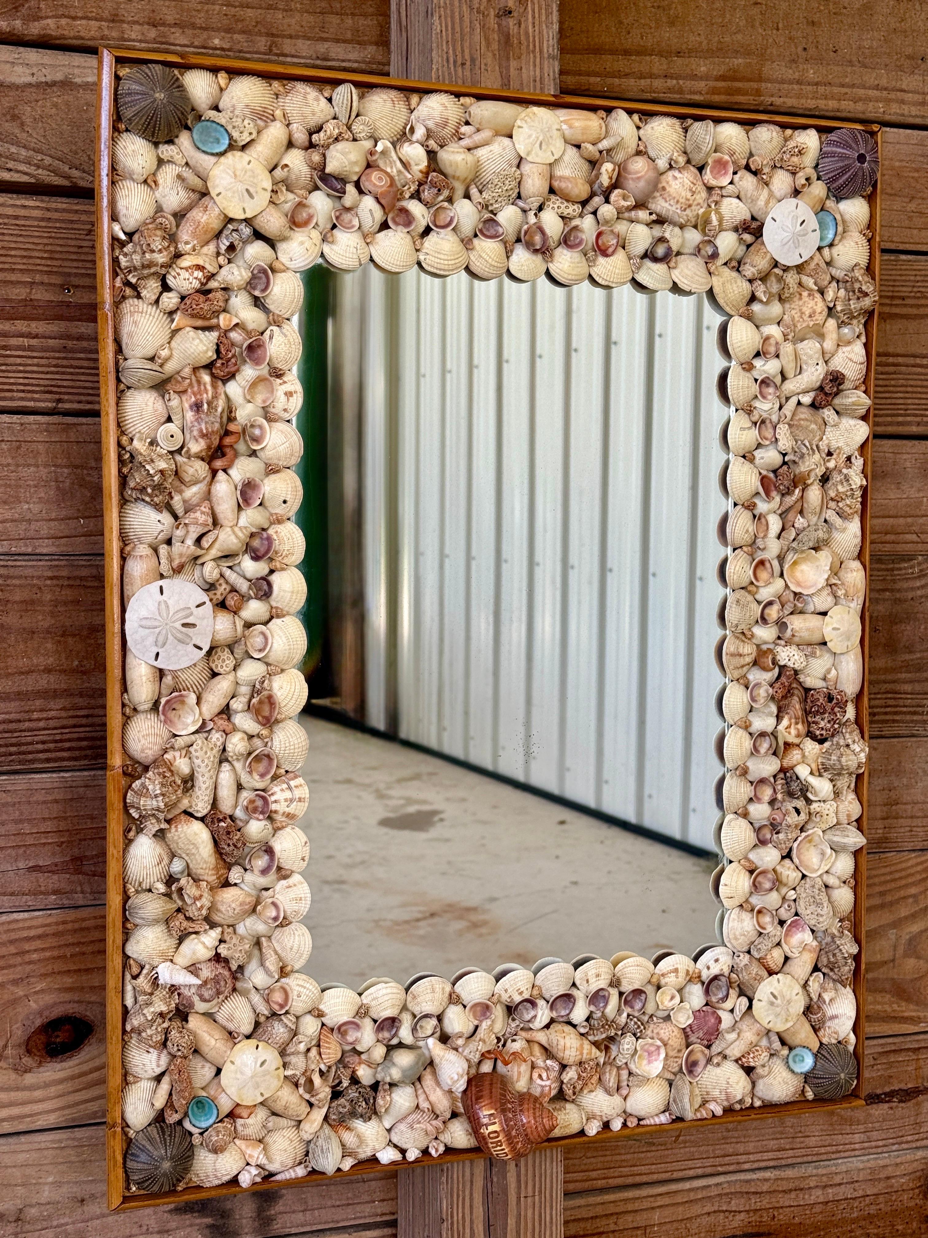 Miroir en coquillage de mer côtier organique des années 1970 avec garniture en rotin finie en vente 9