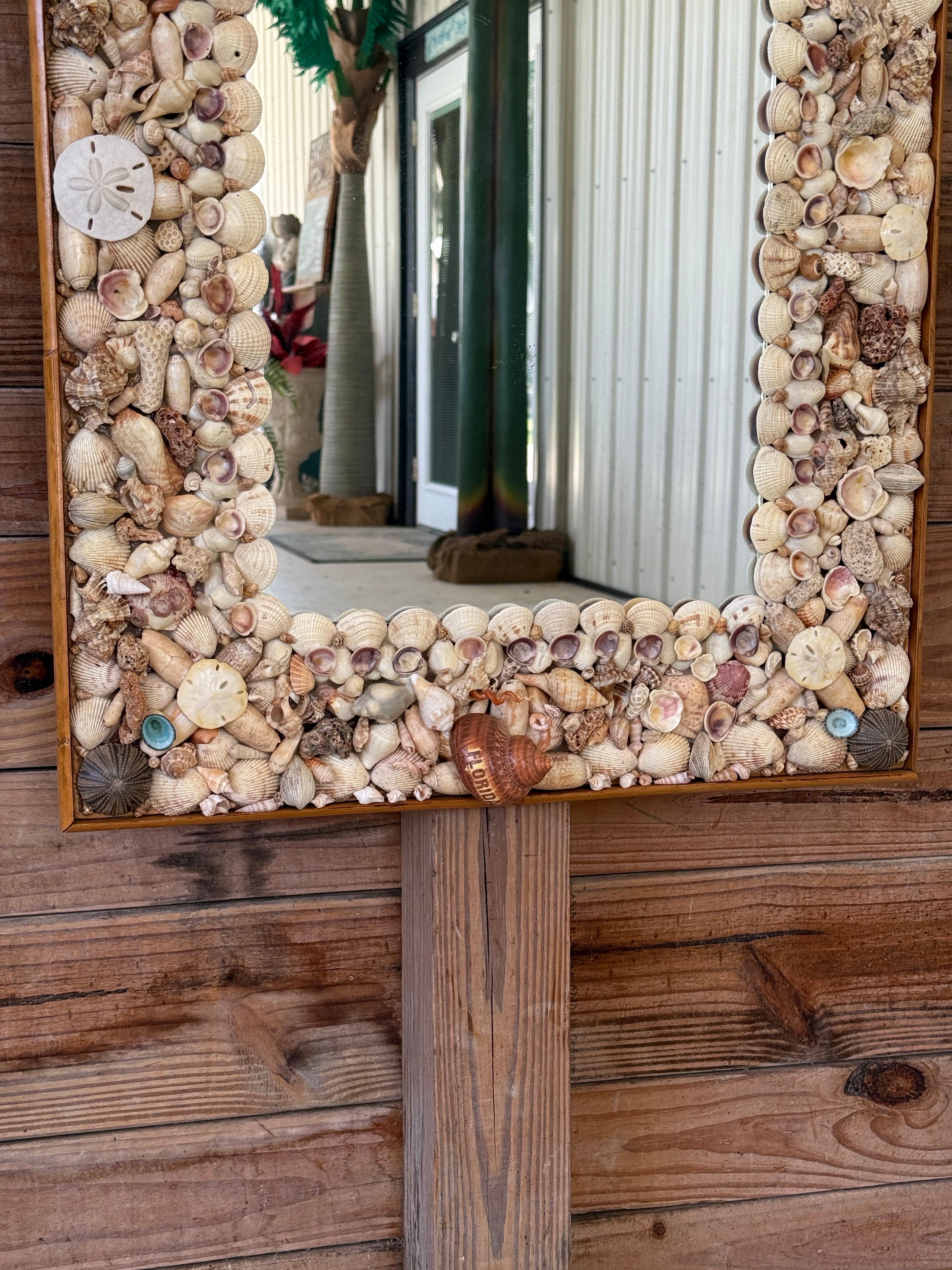 Fait main Miroir en coquillage de mer côtier organique des années 1970 avec garniture en rotin finie en vente