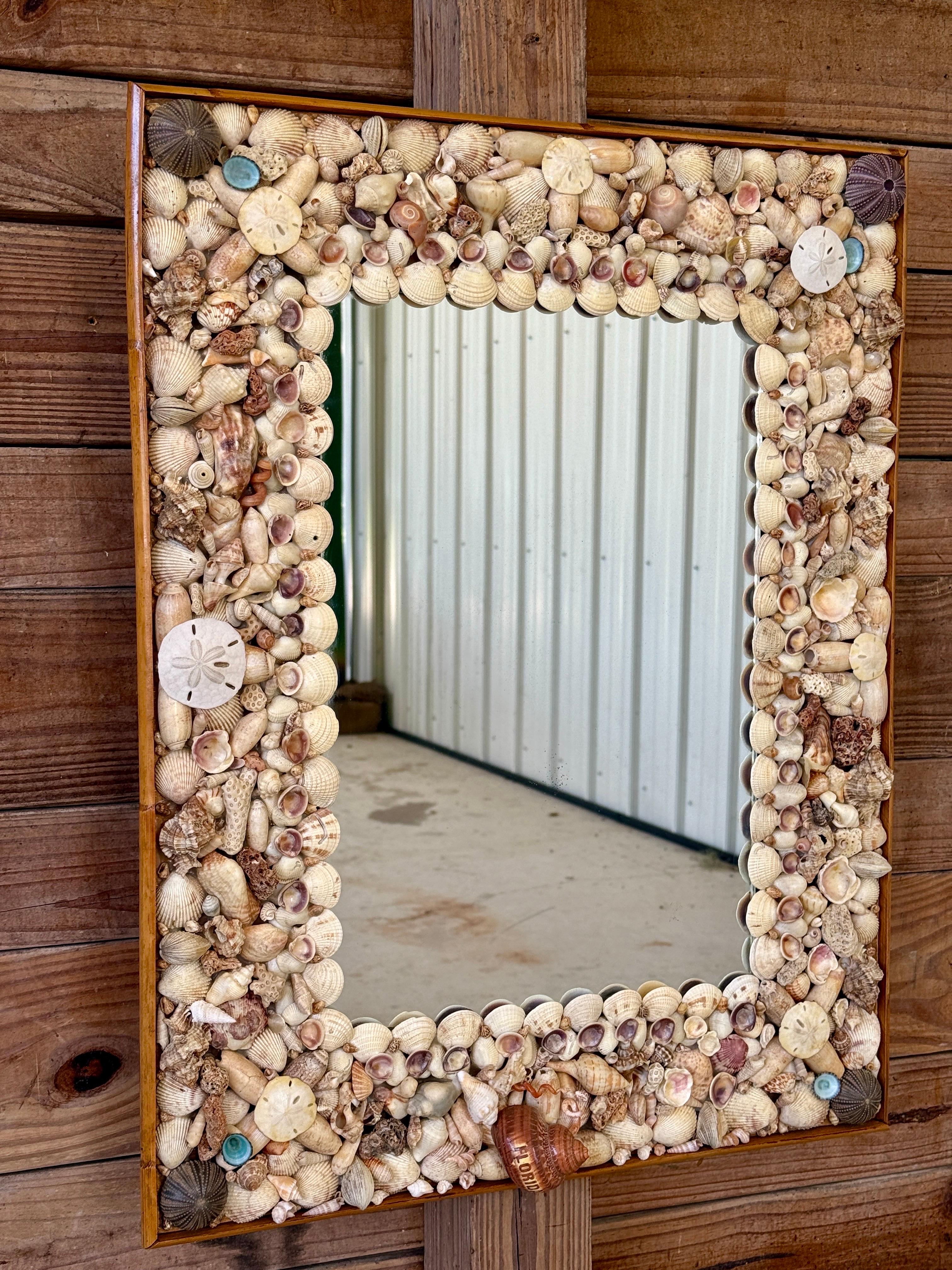 Miroir en coquillage de mer côtier organique des années 1970 avec garniture en rotin finie Bon état - En vente à North Fort Myers, FL