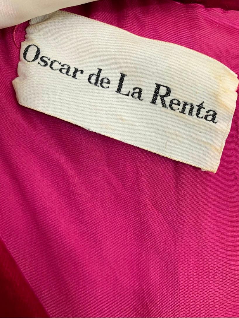 Dieses maßgeschneiderte Ballkleid von Oscar de la Renta ist ein wahrhaft atemberaubendes Beispiel für das Design der 1970er Jahre und ein echtes Stück Modegeschichte! Ein wunderschönes Burgunder Wein farbigen Samt, mit bunten Blumenstickerei Detail,