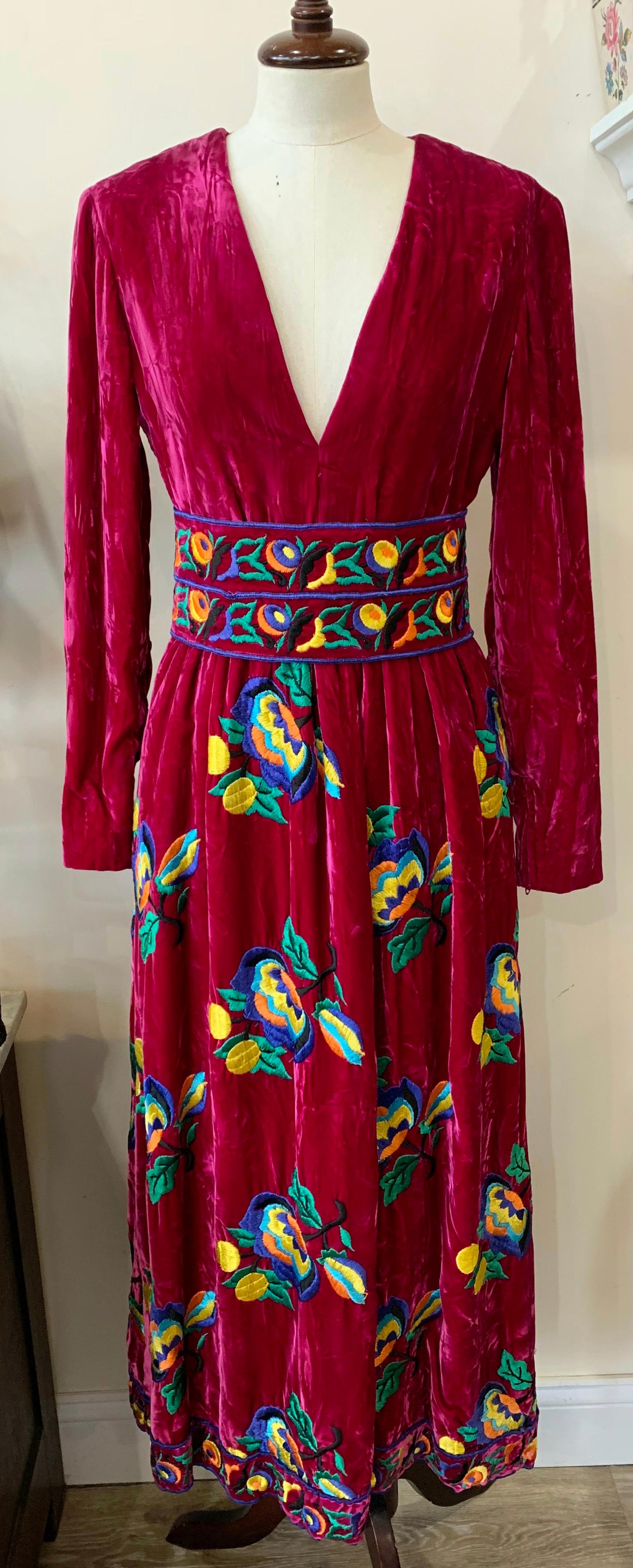1970er Jahre Oscar de la Renta Burgundy Crush Velvet Floral besticktes Kleid Damen im Angebot