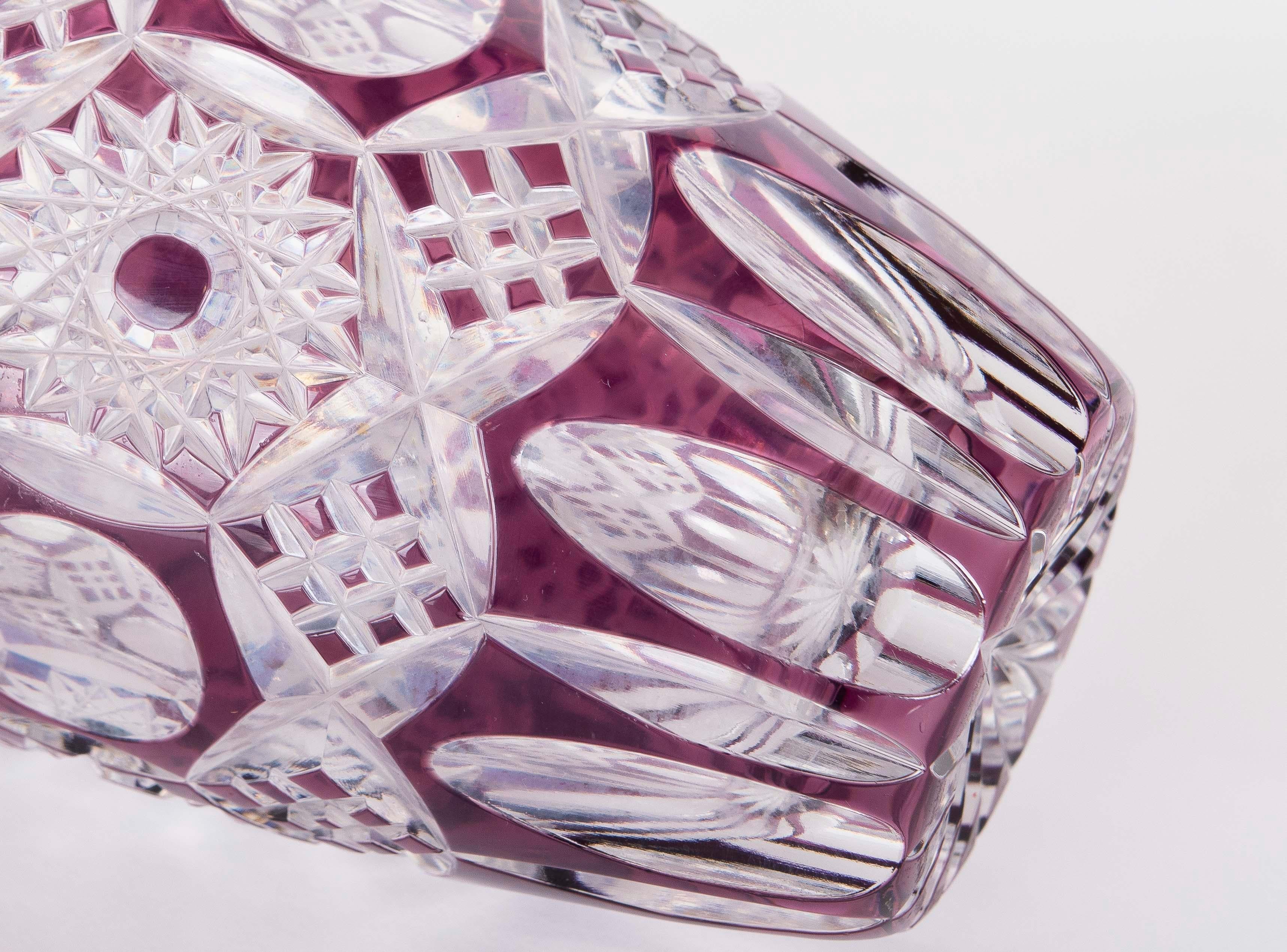 Geschliffene Kristallvase aus den 1970er Jahren mit geometrischen Details und lila Farbe im Angebot 4