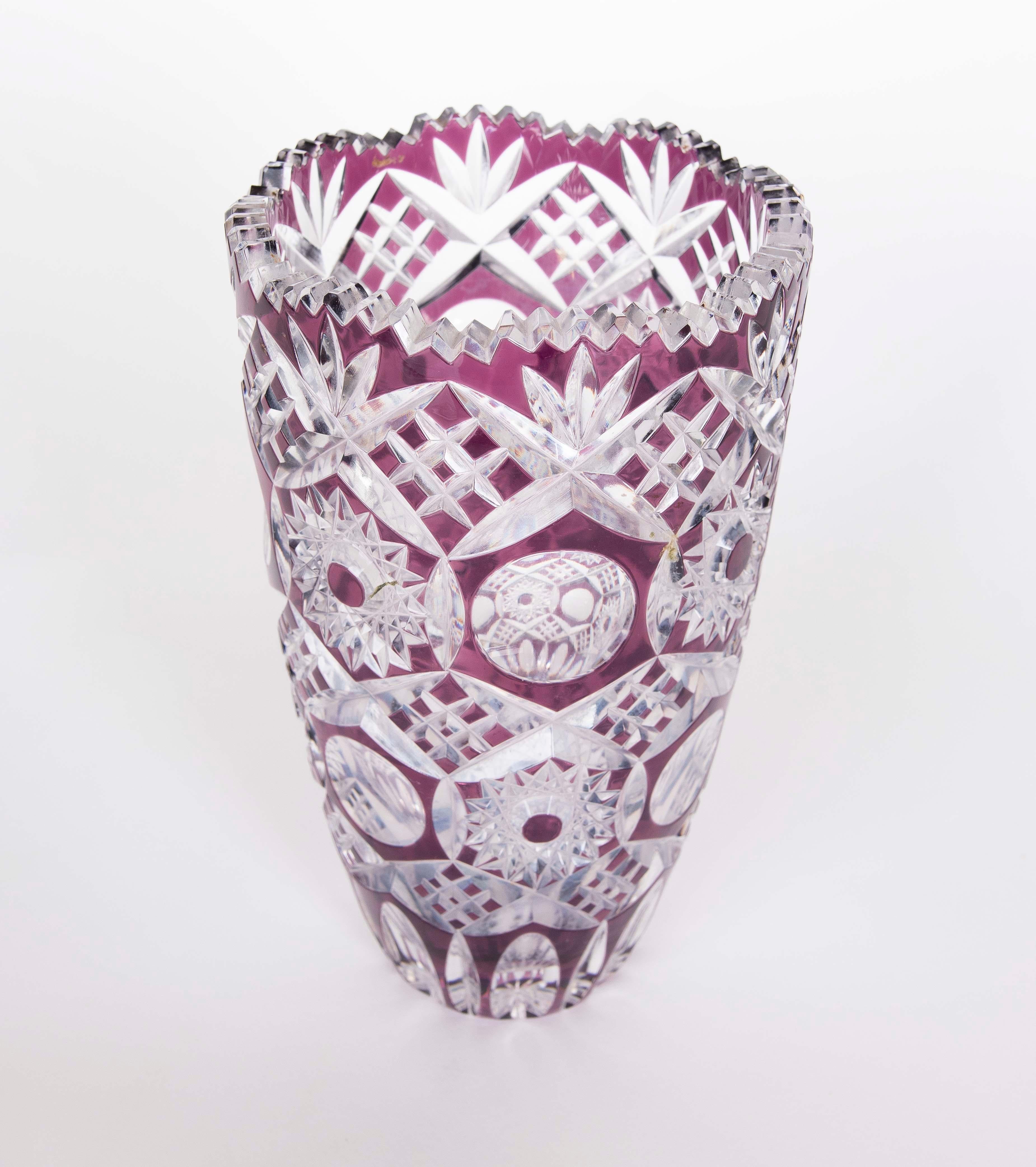 Geschliffene Kristallvase aus den 1970er Jahren mit geometrischen Details und lila Farbe (Europäisch) im Angebot