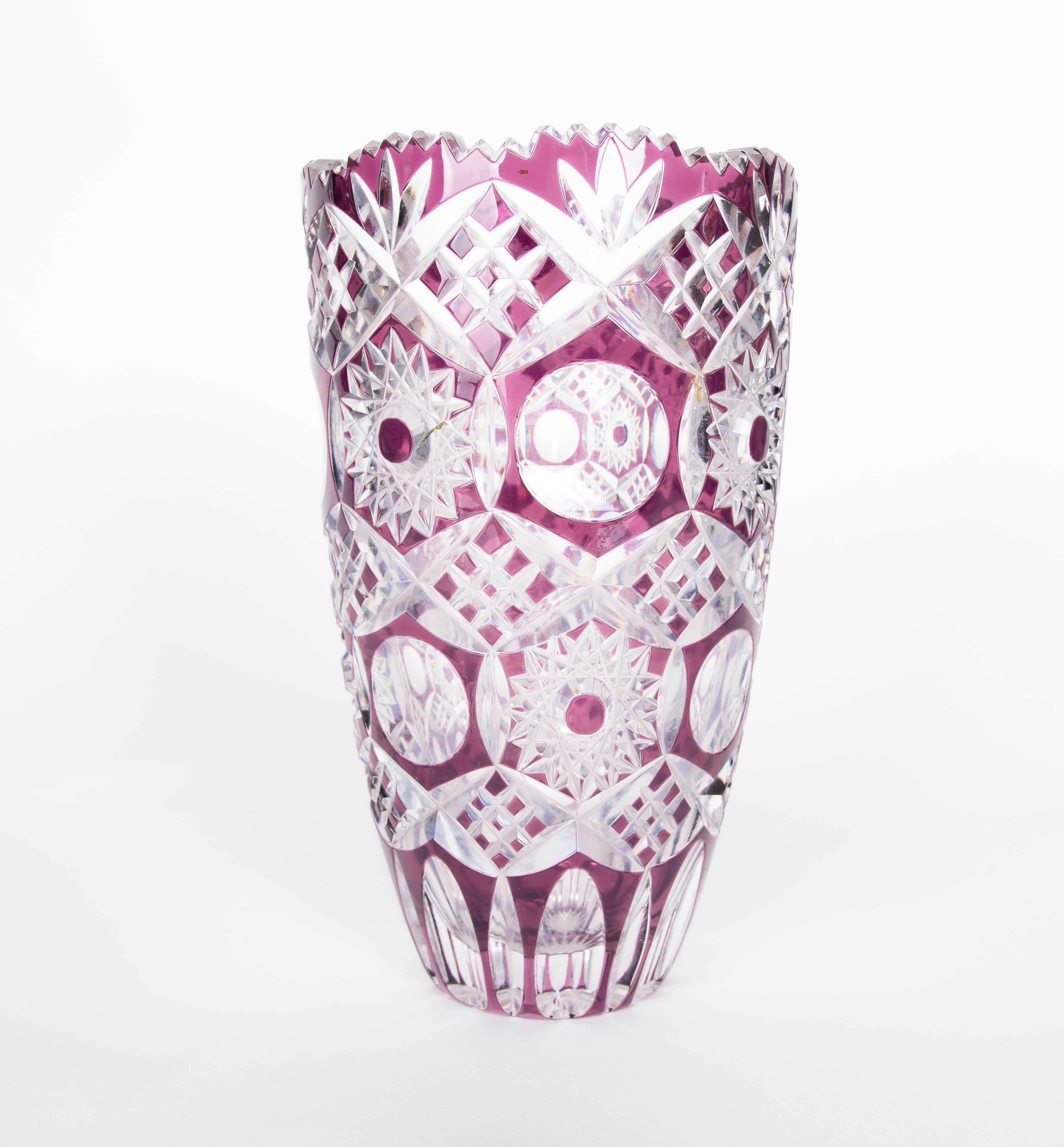Geschliffene Kristallvase aus den 1970er Jahren mit geometrischen Details und lila Farbe im Zustand „Gut“ im Angebot in Marbella, ES