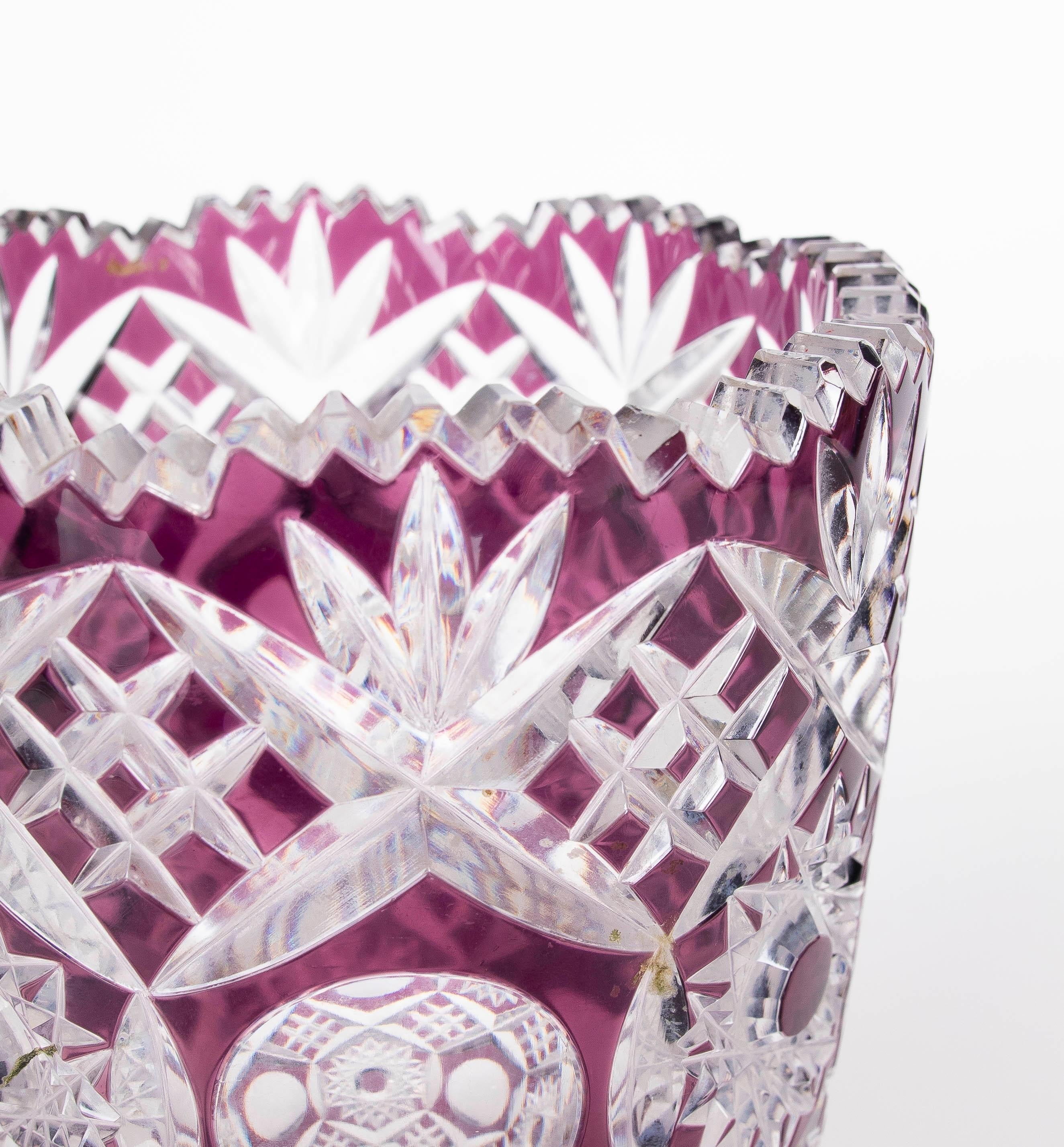 Geschliffene Kristallvase aus den 1970er Jahren mit geometrischen Details und lila Farbe (Glas) im Angebot