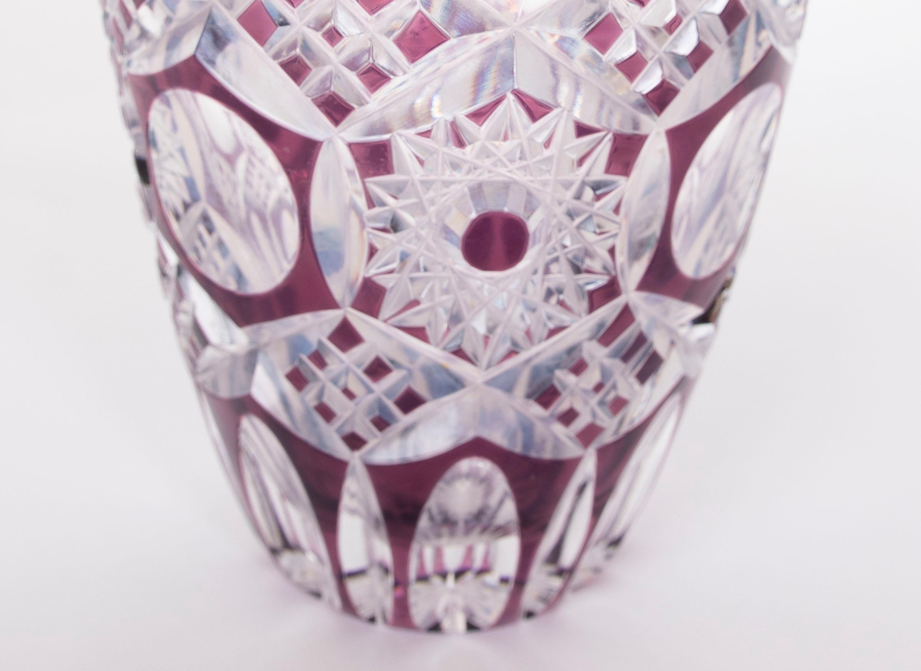 Geschliffene Kristallvase aus den 1970er Jahren mit geometrischen Details und lila Farbe im Angebot 1